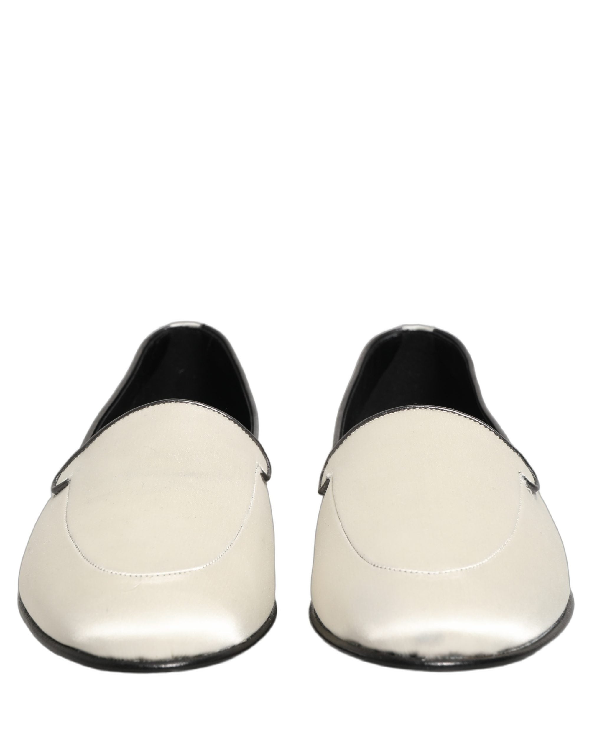 Chaussures mocassins Dolce & Gabbana en satin blanc avec logo, style slip-on, élégantes et confortables pour femmes.