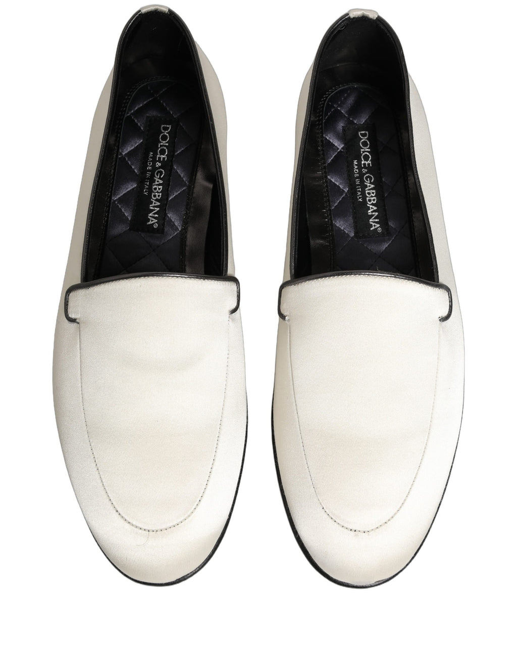Chaussures mocassins Dolce & Gabbana en satin blanc avec logo, style slip-on confortable et élégant.
