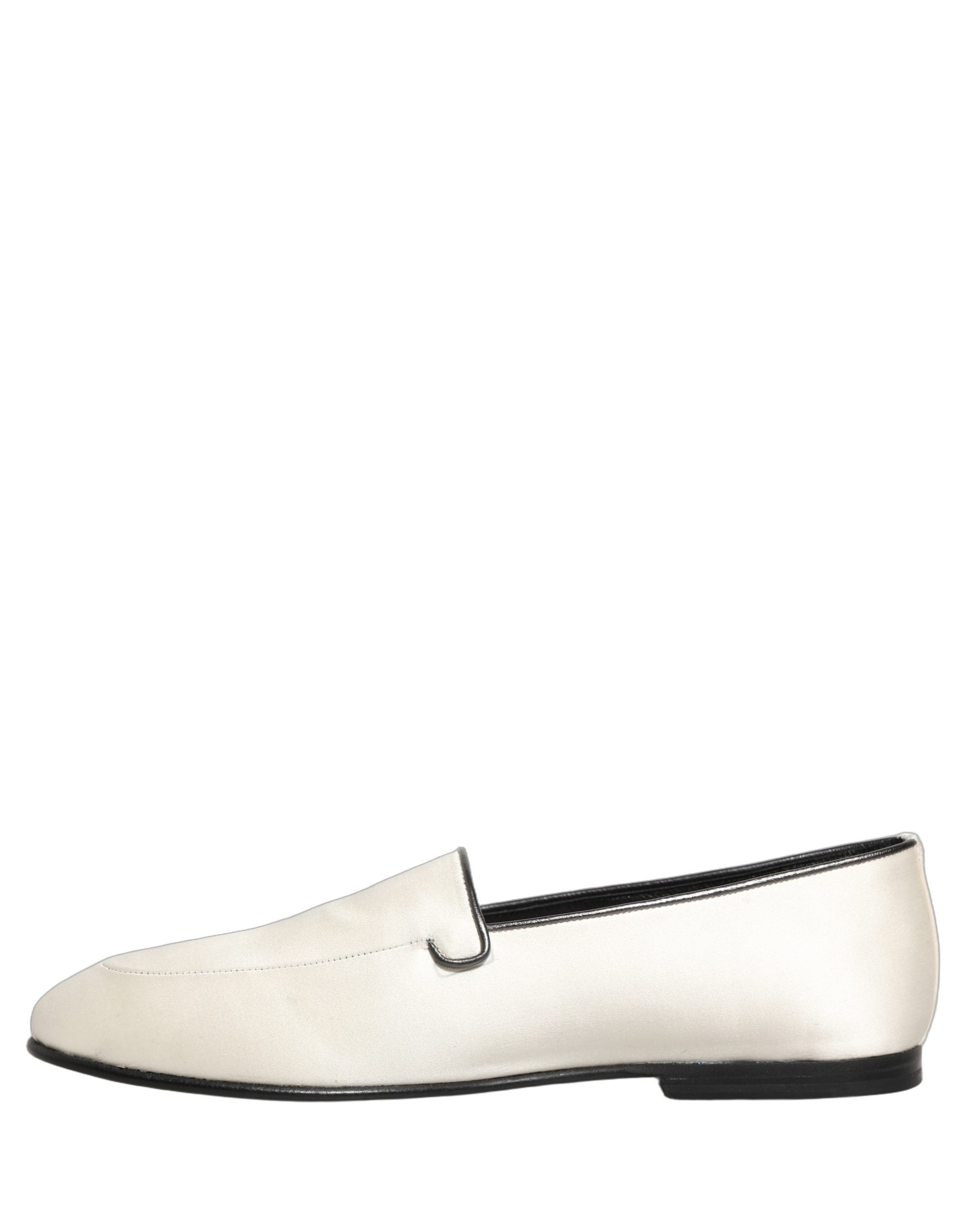 Chaussures plates Dolce & Gabbana en satin blanc avec logo, mocassins slip-on élégants pour femmes.