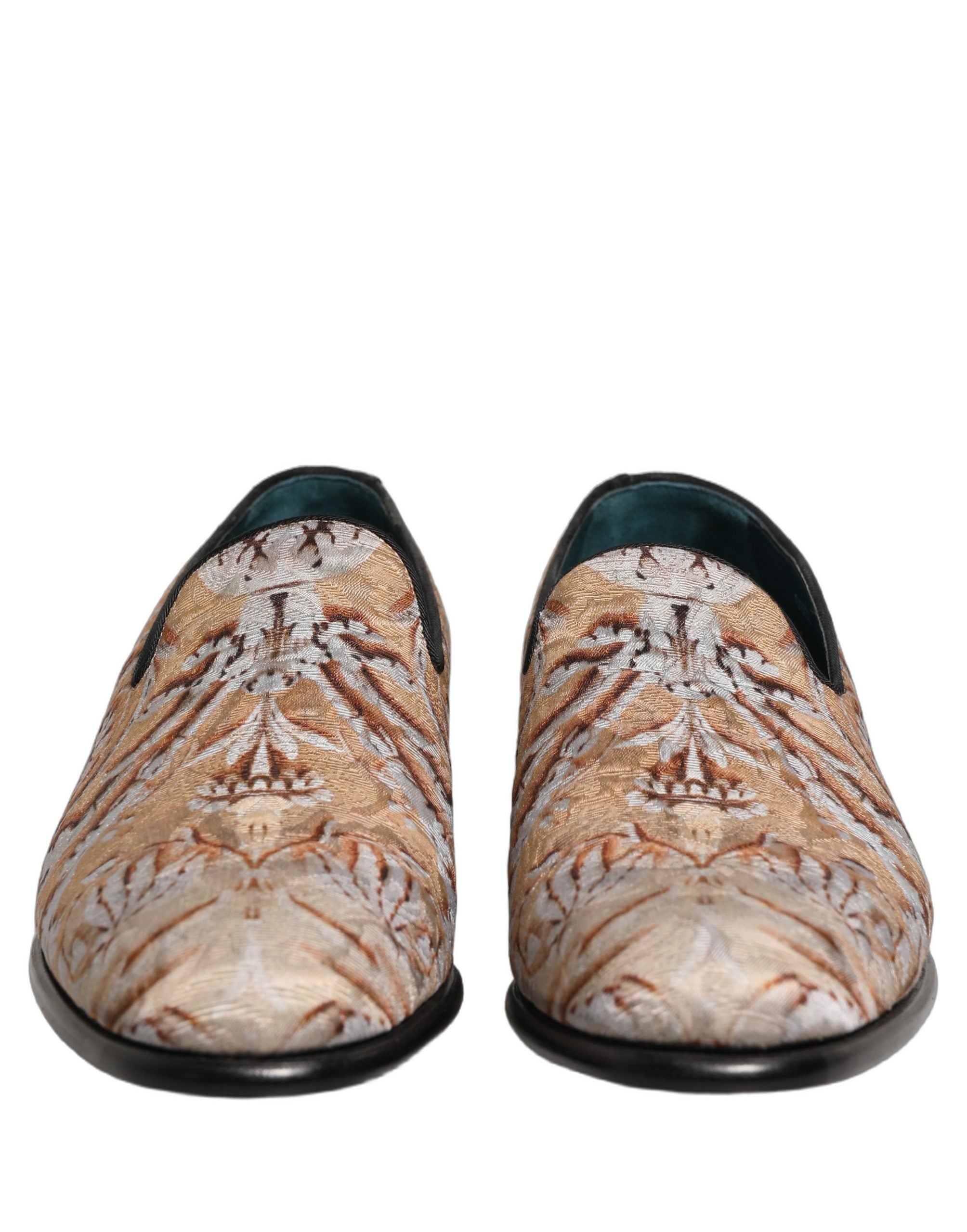 Chaussures pour homme Dolce & Gabbana en brocart doré baroque, mocassins élégants avec détails sophistiqués.