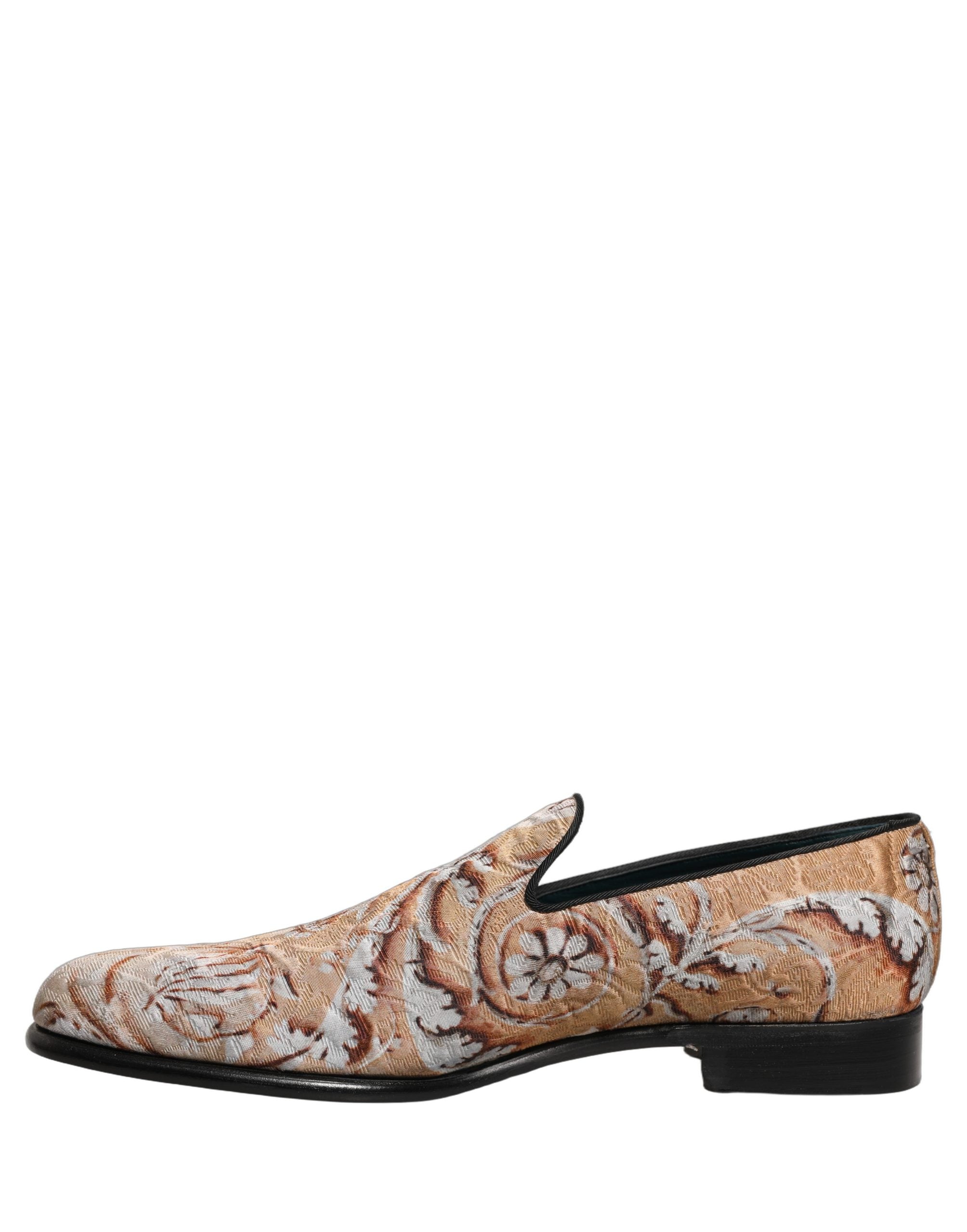 Chaussures mocassins pour homme Dolce & Gabbana en brocart doré baroque, élégantes et sophistiquées, vues de face sur fond blanc.