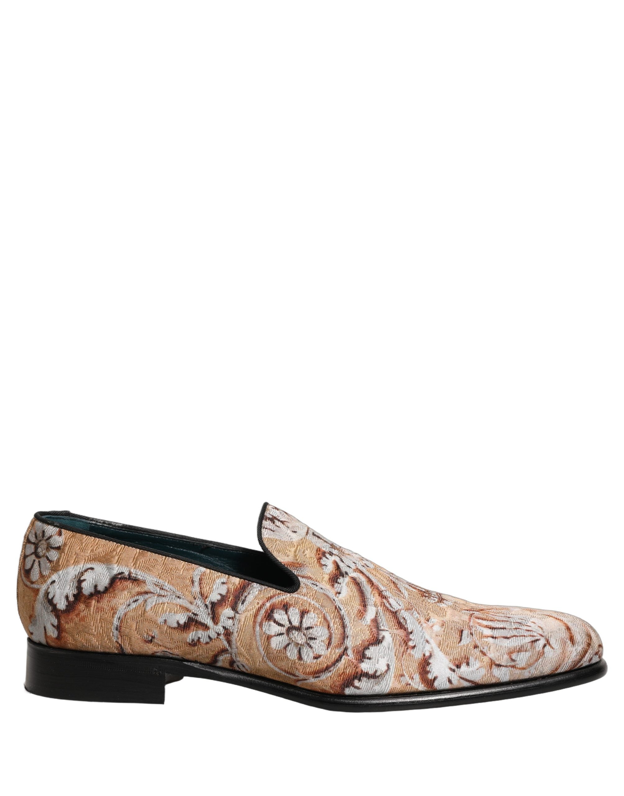 Chaussures loafers pour hommes Dolce & Gabbana en brocart doré baroque, détails élégants et finition raffinée.