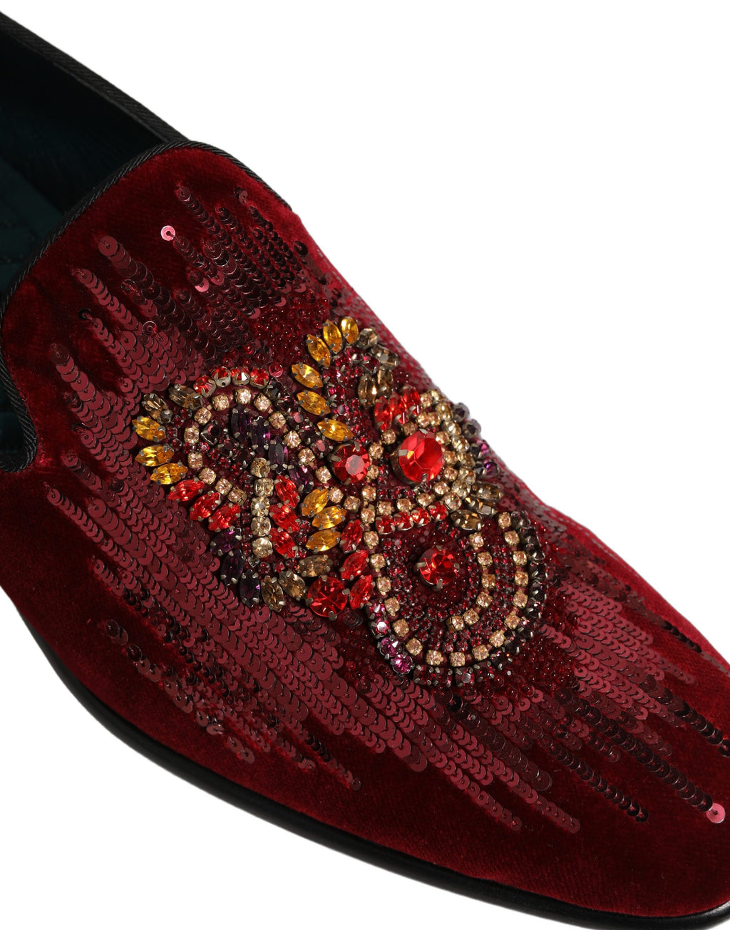 Chaussures loafers Dolce & Gabbana en maroon avec sequins et pierres précieuses, élégantes et sophistiquées.