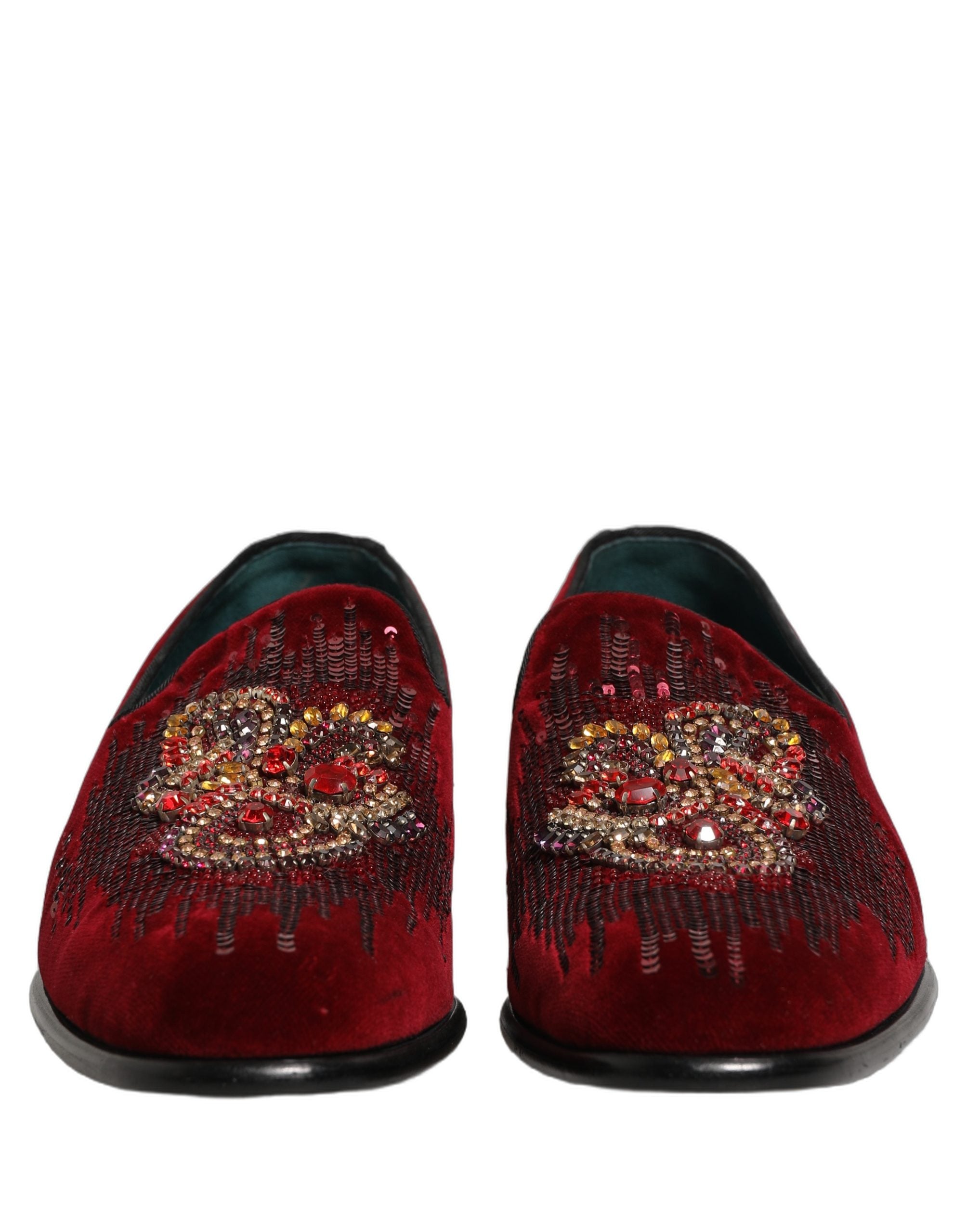 Chaussures loafers Dolce & Gabbana en tissu bordeaux à sequins et pierres précieuses, élégantes et brillantes.