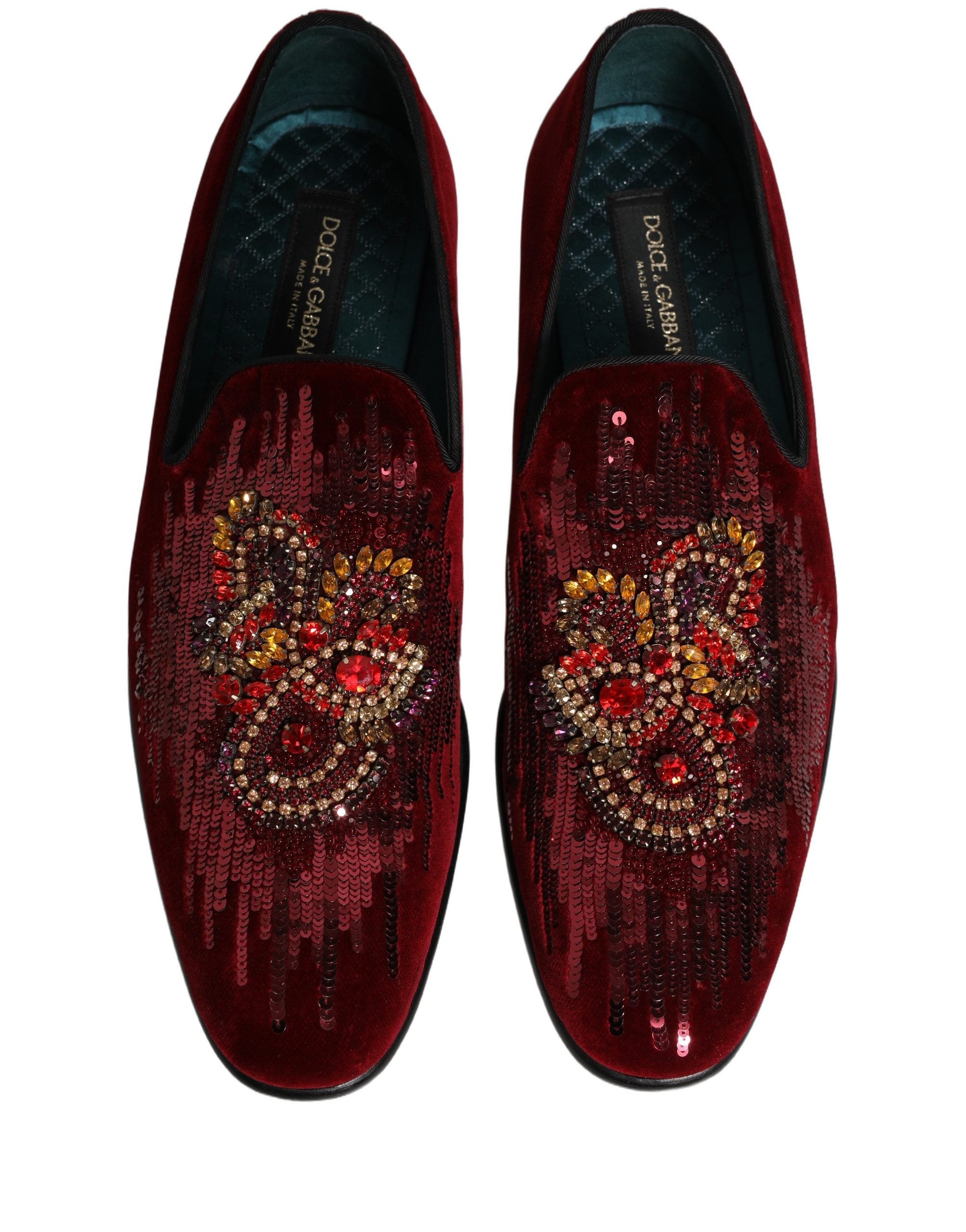 Chaussures mocassins Dolce & Gabbana en velours bordeaux avec sequins et détails en pierres gemstone.