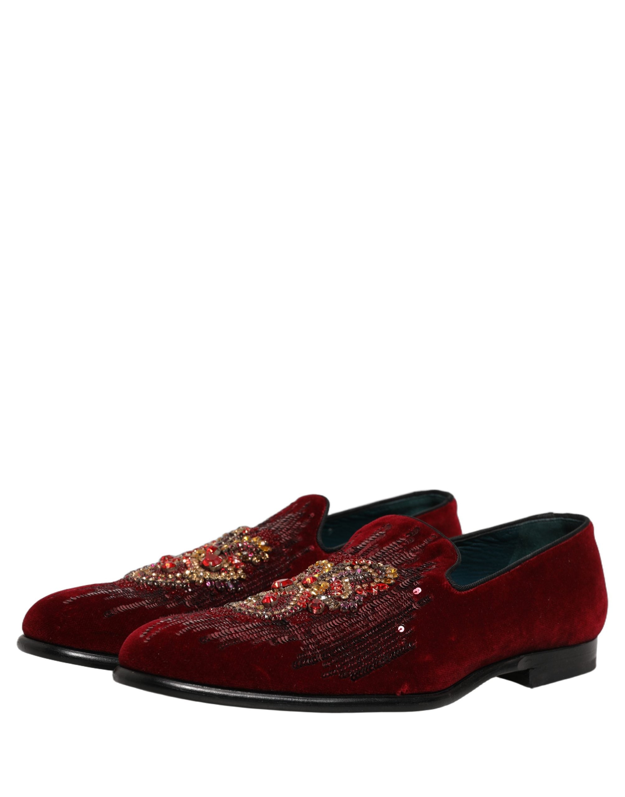 Chaussures Dolce & Gabbana en daim bordeaux avec sequins et détails en pierre précieuse, style loafers élégants pour femme