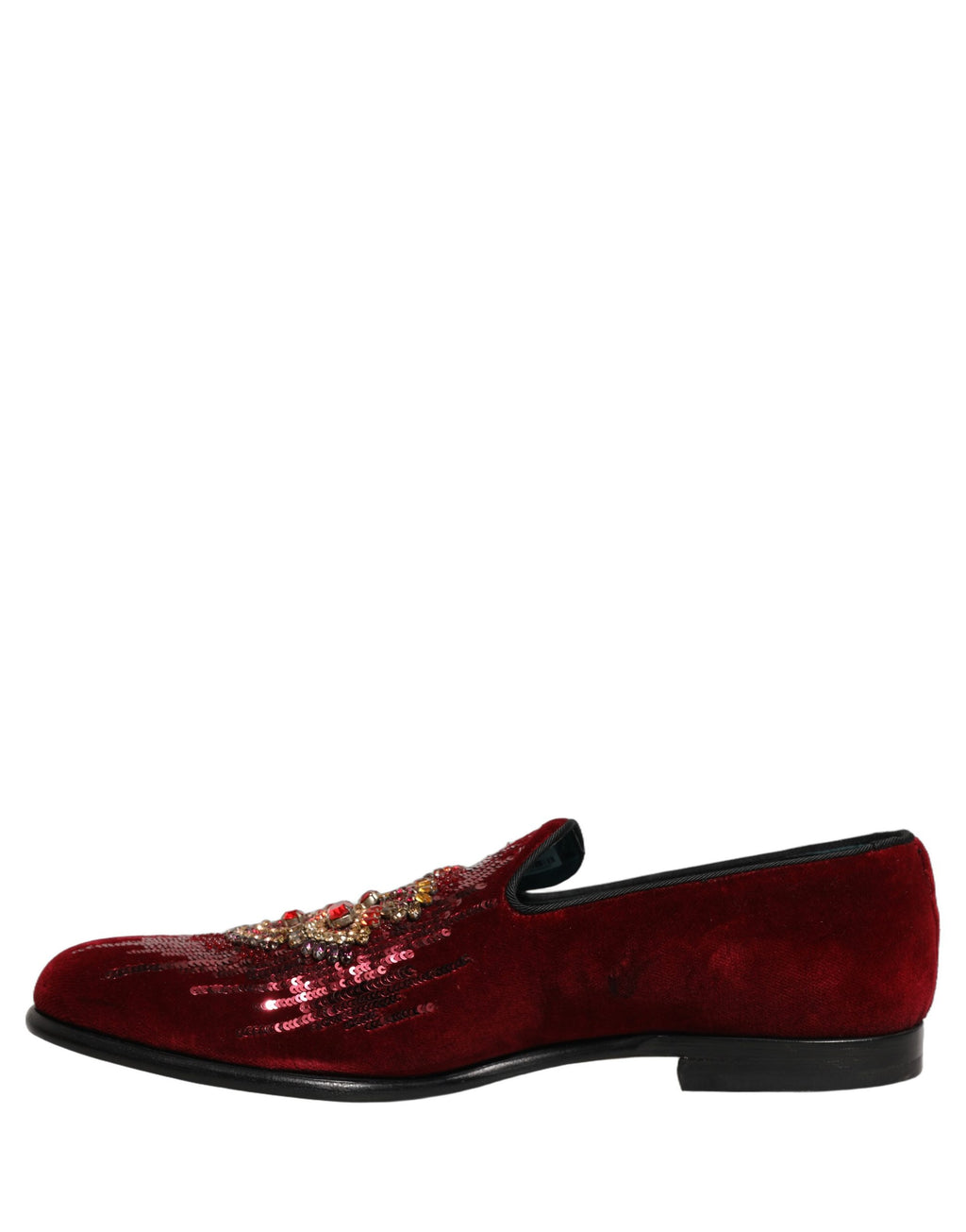 Chaussures loafers Dolce & Gabbana en soie bordeaux avec sequins et pierres précieuses, élégantes et sophistiquées.