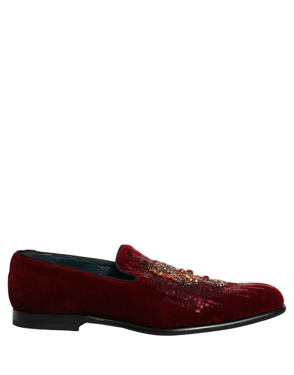 Chaussures loafers Dolce & Gabbana en tissu bordeaux avec sequins et détails en pierre précieuse, élégantes et sophistiquées.