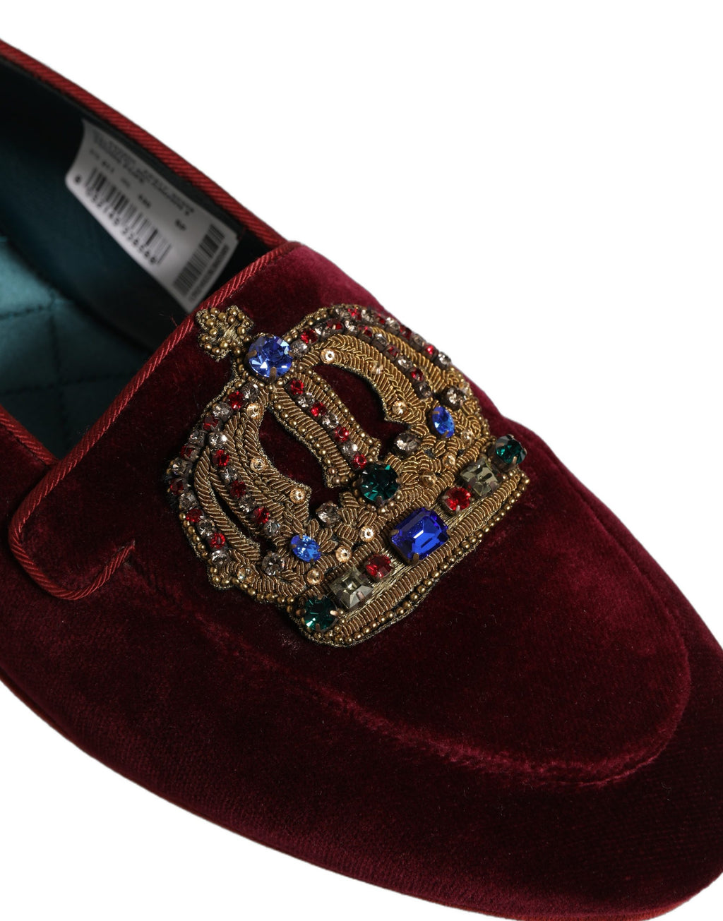Chaussures loafers Dolce & Gabbana en velours bordeaux avec une couronne dorée, style slip-on élégante pour homme.