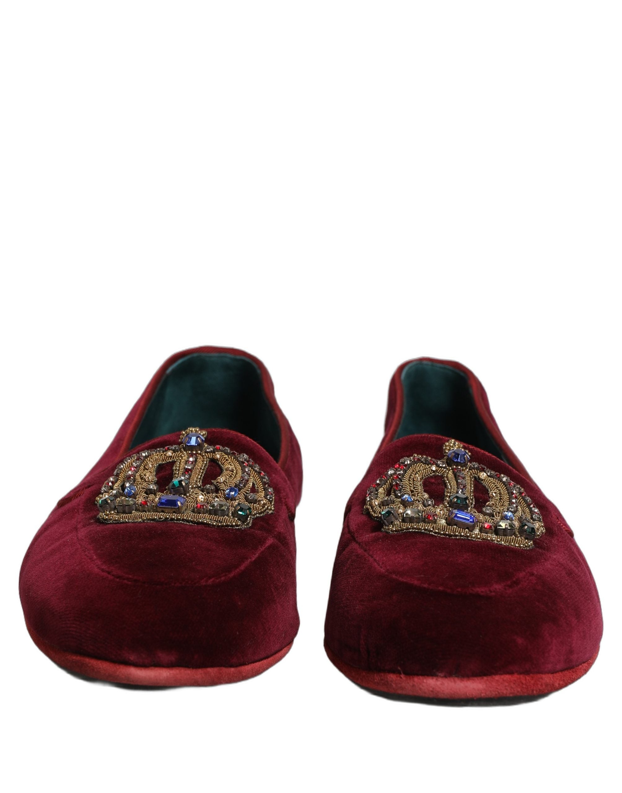 Chaussures mocassins Dolce & Gabbana en velours bordeaux avec couronne, slip-on élégantes et confortables.