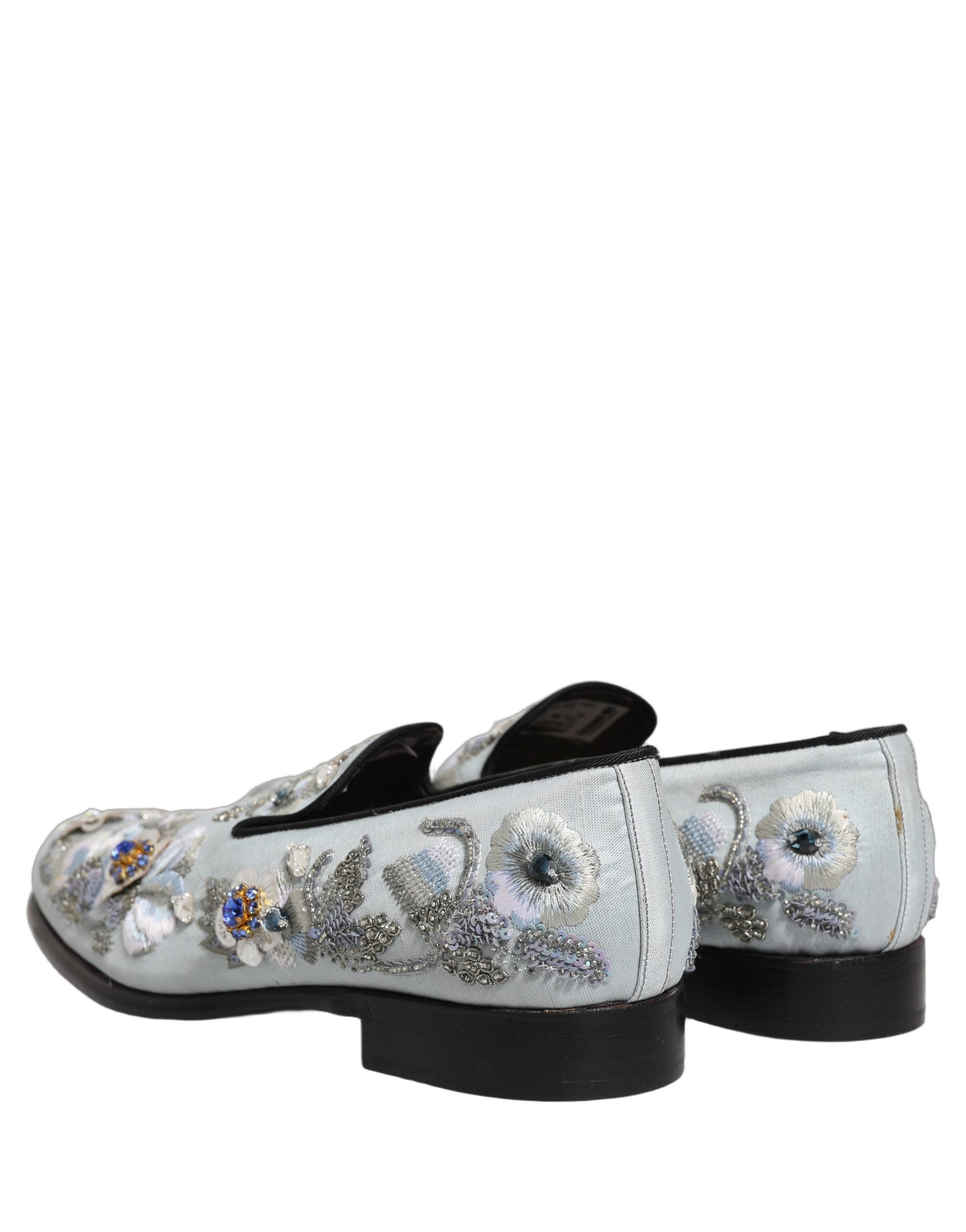 Chaussures mocassins pour hommes Dolce & Gabbana blanches avec broderies florales et embellissements élégants.