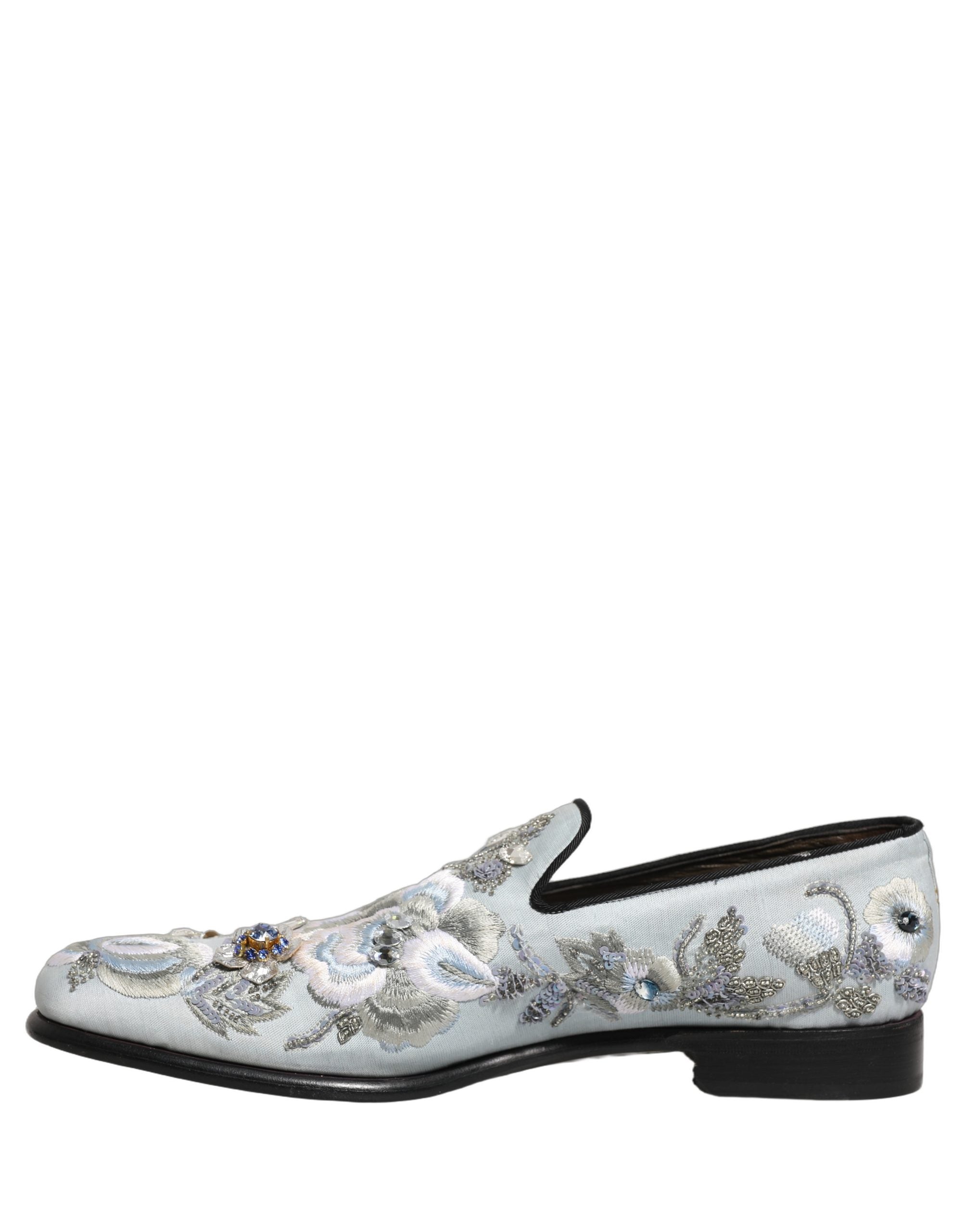 Chaussures mocassins pour homme Dolce & Gabbana blanches avec embellissements floraux et détails élégants.