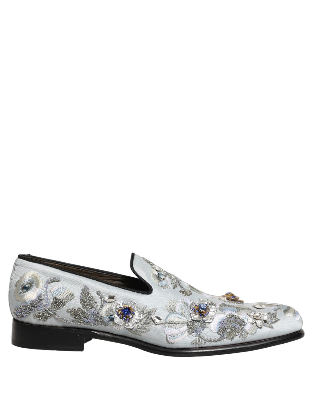 Chaussures mocassins pour hommes Dolce & Gabbana blanches avec embellissements floraux, visibles en gros plan.