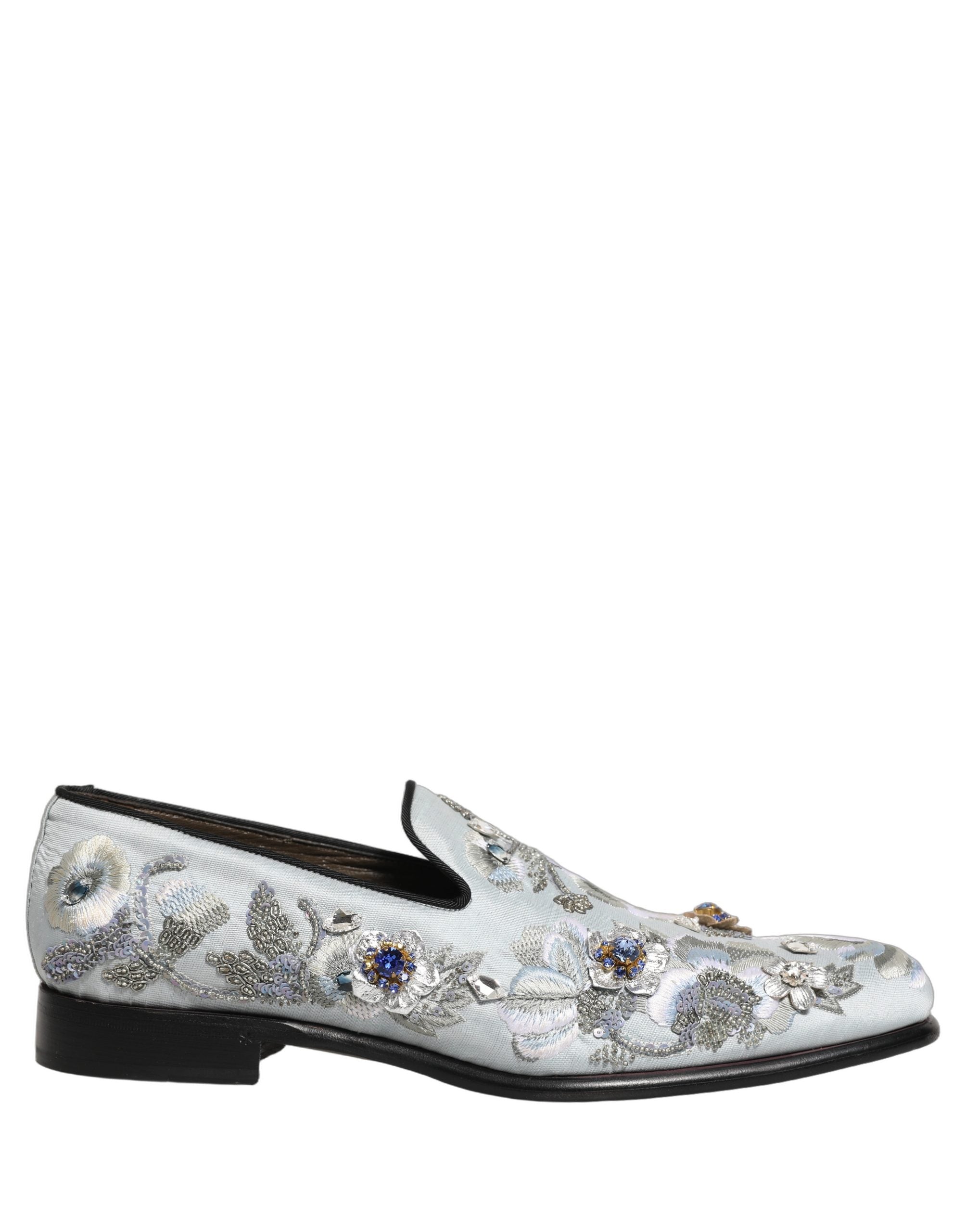Chaussures mocassins pour hommes Dolce & Gabbana blanches avec embellissements floraux, visibles en gros plan.