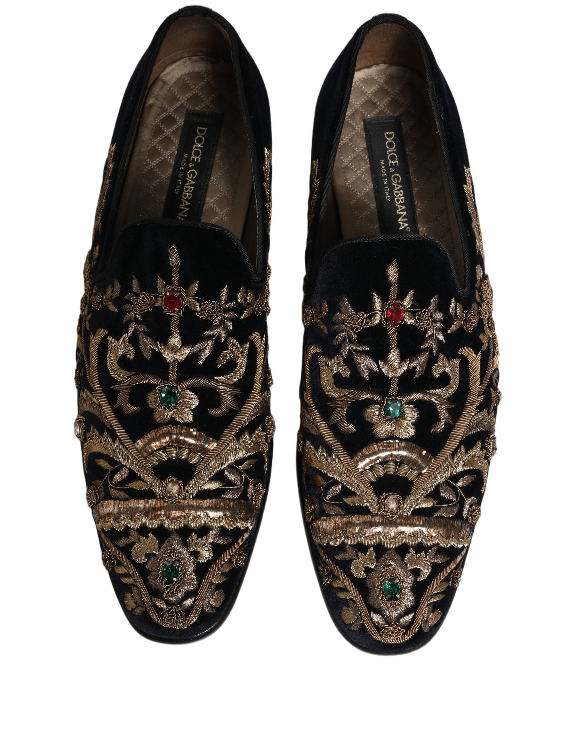 Chaussures loafers en velours noir Dolce & Gabbana avec embellissements élégants, vue en gros plan sur le dessus.