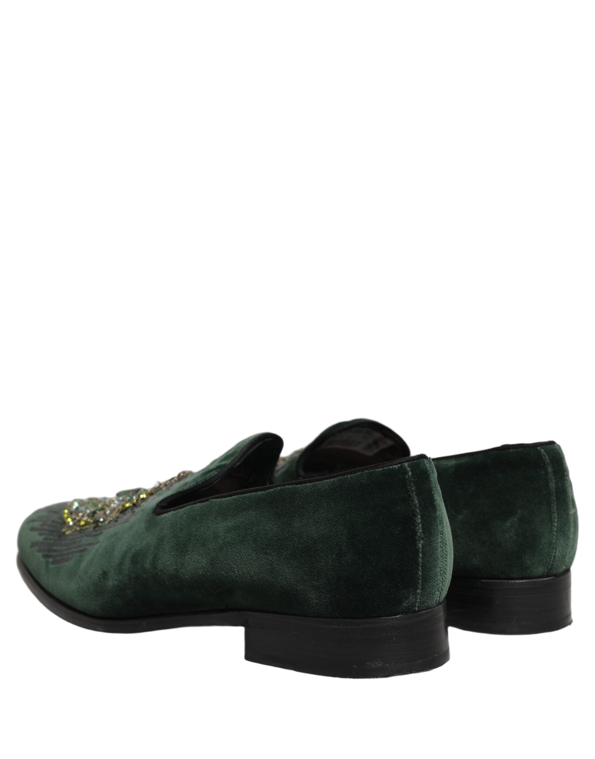 Chaussures loafers Dolce & Gabbana en velours vert orné de détails brillants, élégantes et sophistiquées.