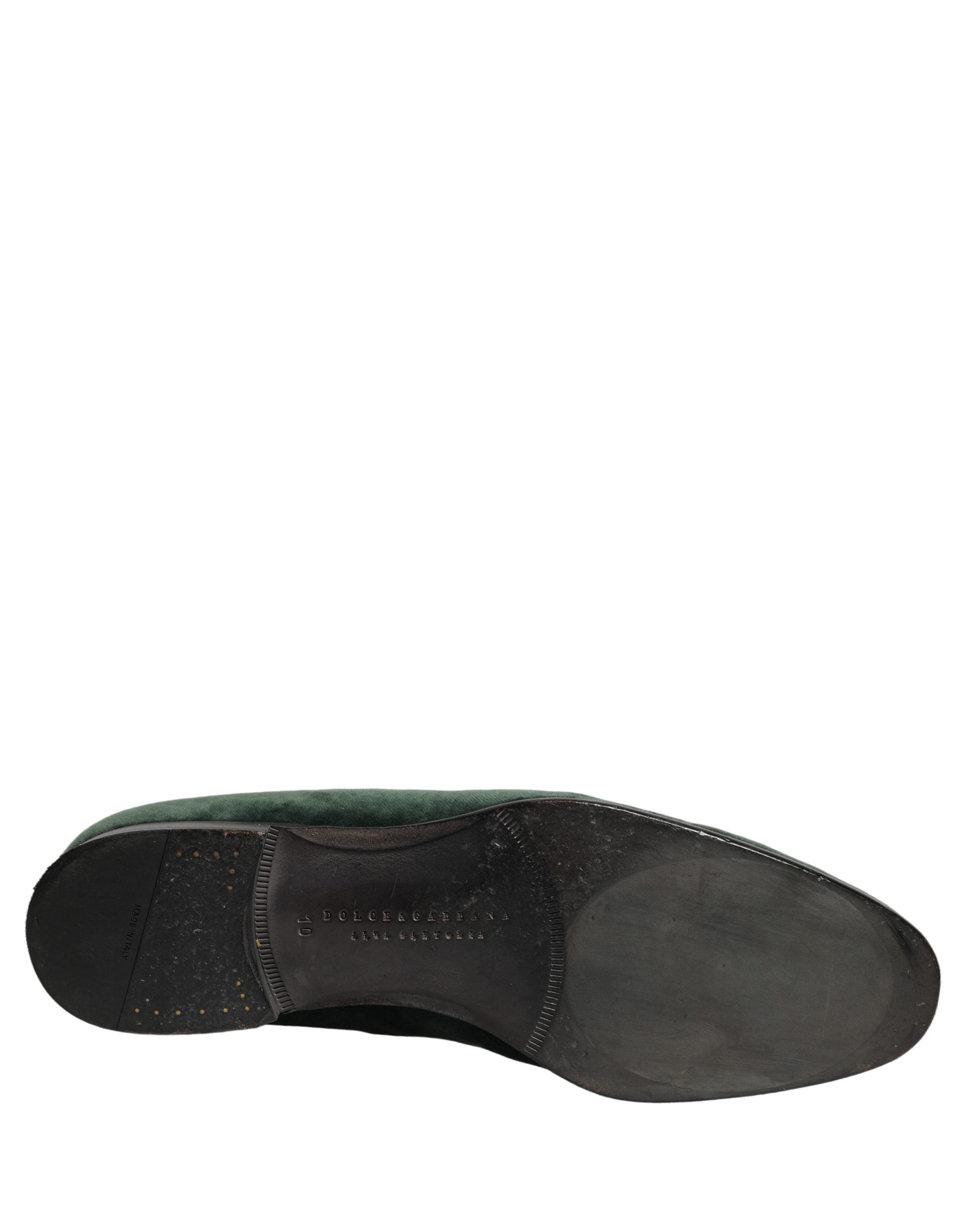 Chaussures loafers Dolce & Gabbana en velours vert orné de détails embellis, chaussures élégantes en style sophistiqué.