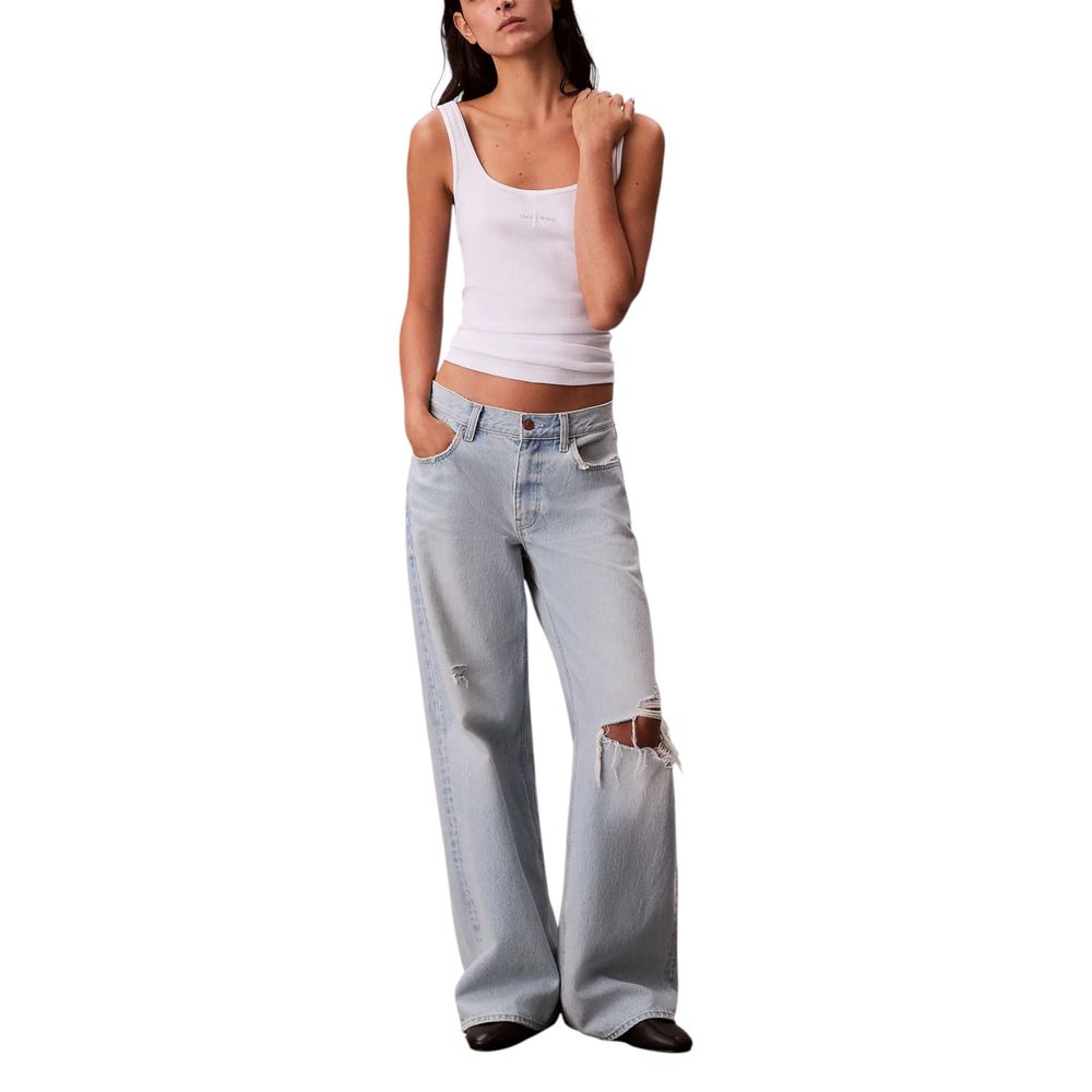 Débardeur en coton blanc de la marque Calvin Klein Jeans, porté, avec col rond et coupe ajustée.