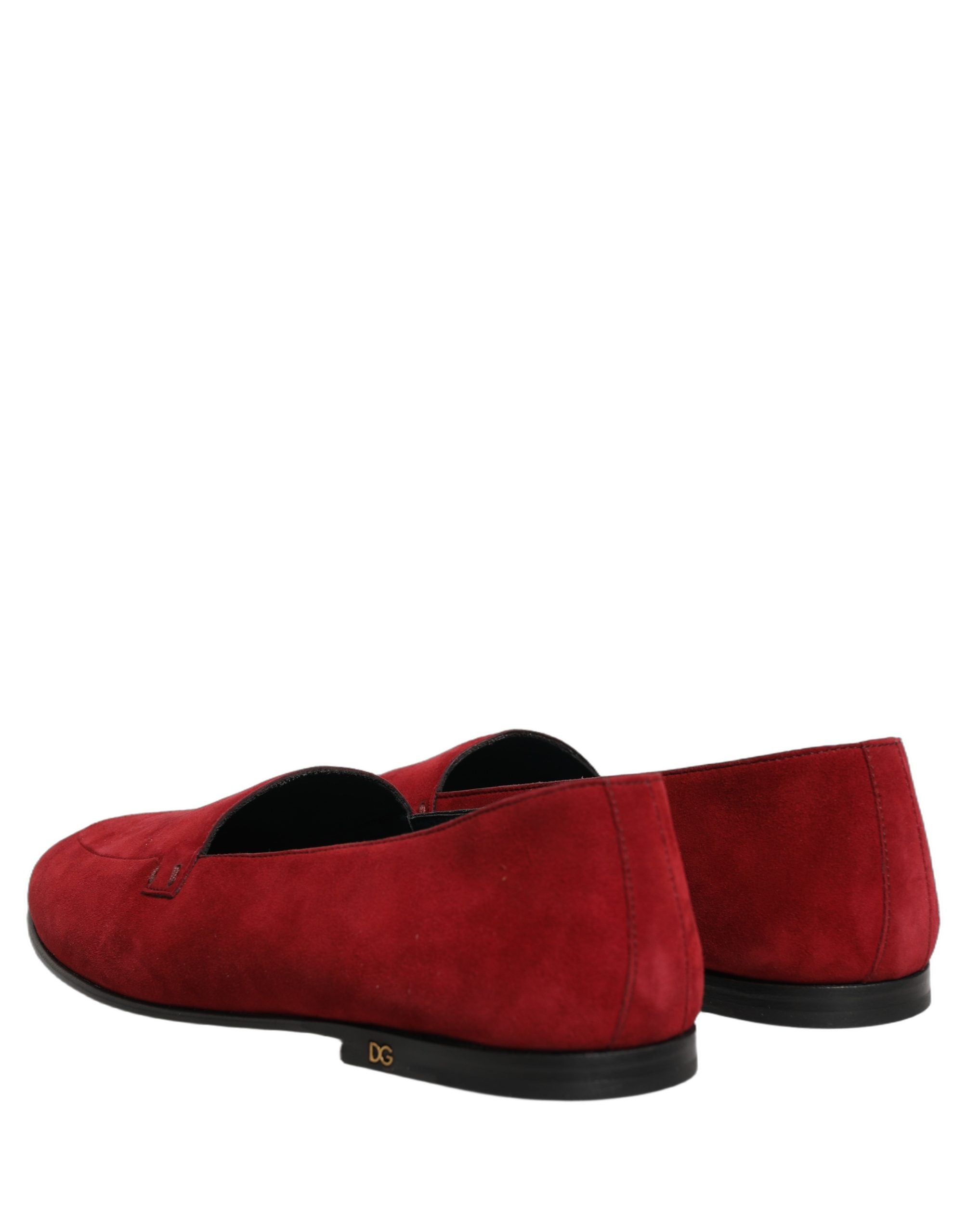 Chaussures Dolce & Gabbana en daim rouge, mocassins slip-on avec logo, souples et élégants pour femmes.