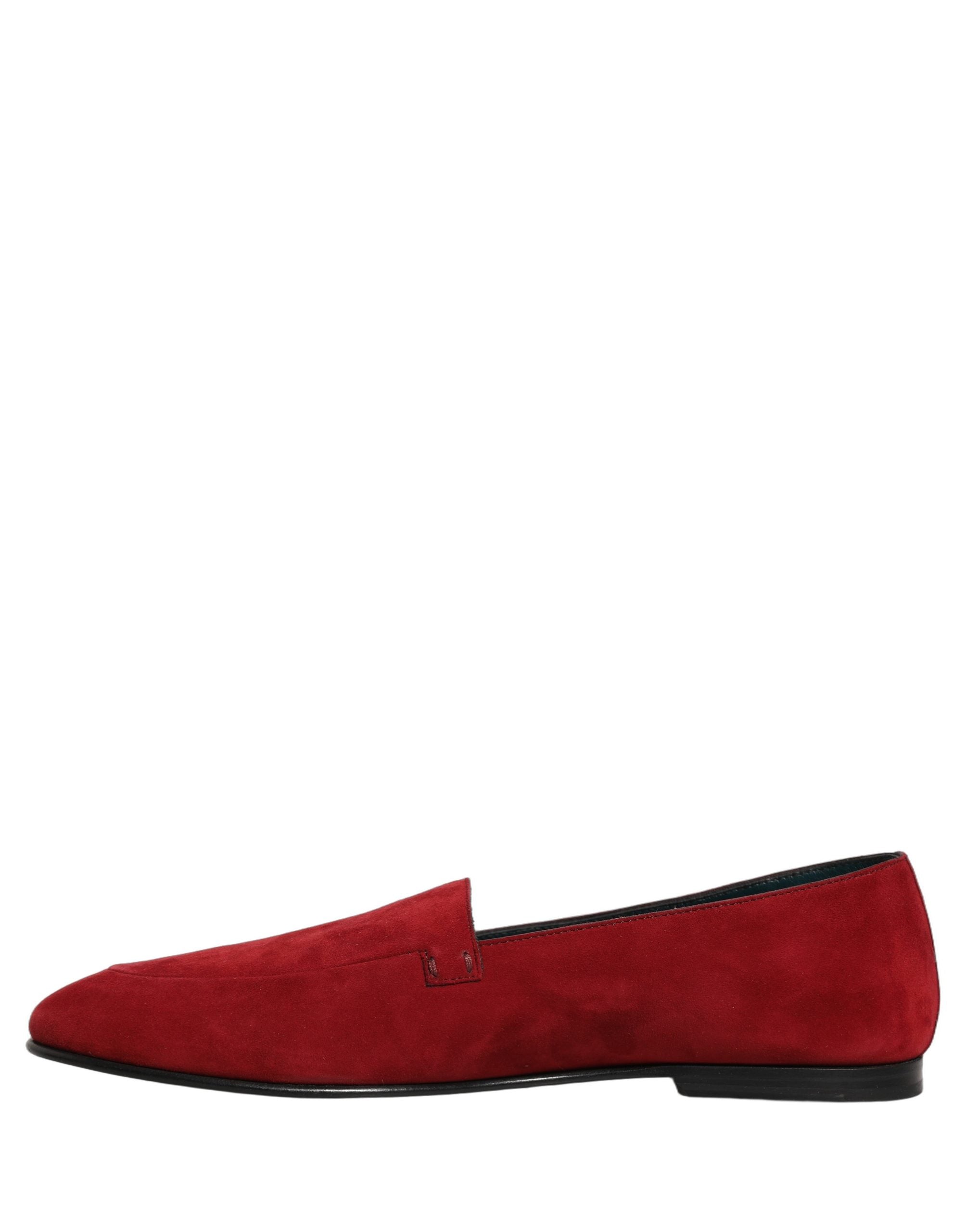Chaussures mocassins Dolce & Gabbana en daim rouge avec logo, slip-on élégants pour femmes.