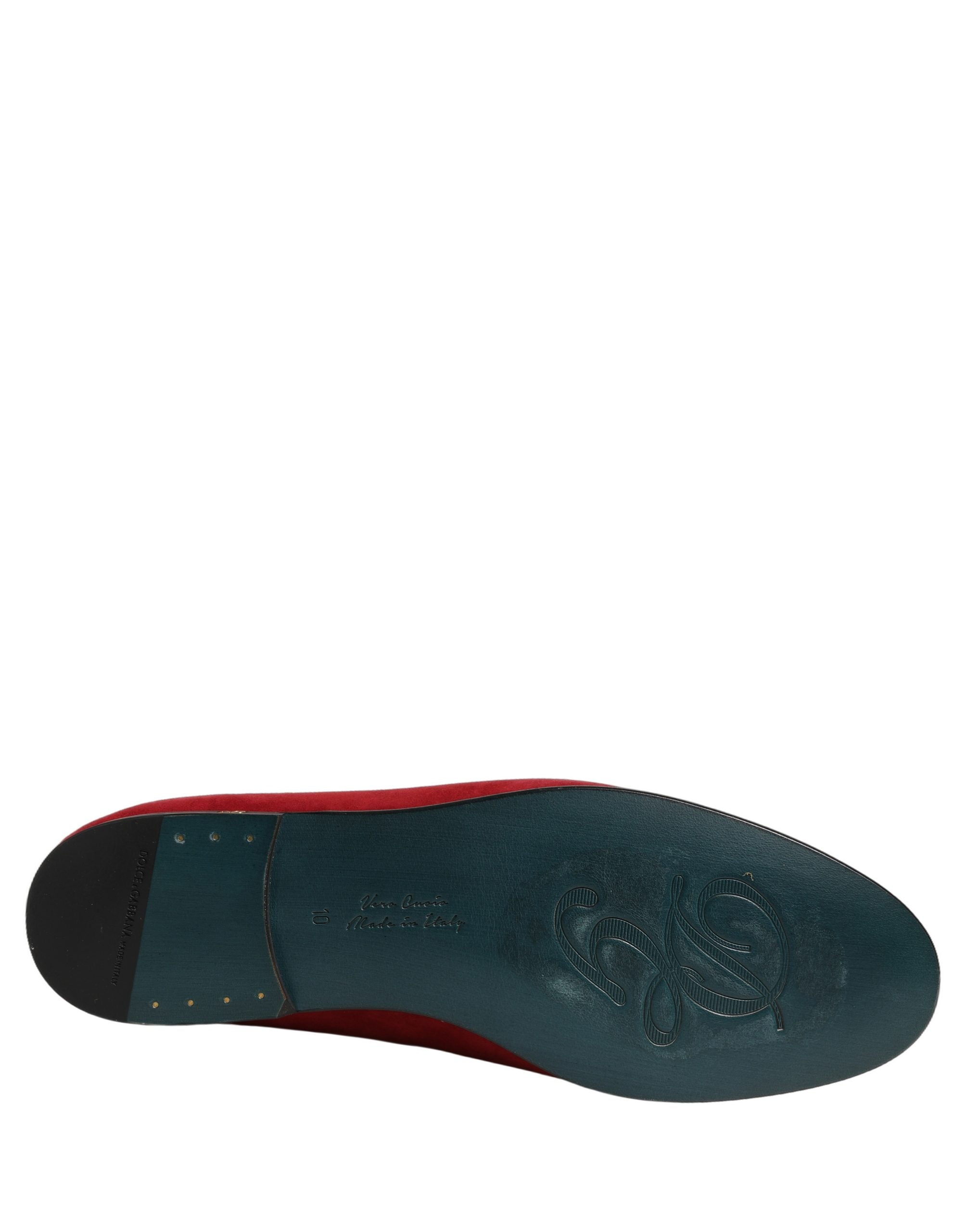 Chaussures Dolce & Gabbana en daim rouge, mocassins slip-on avec logo élégant, pour un style sophistiqué.