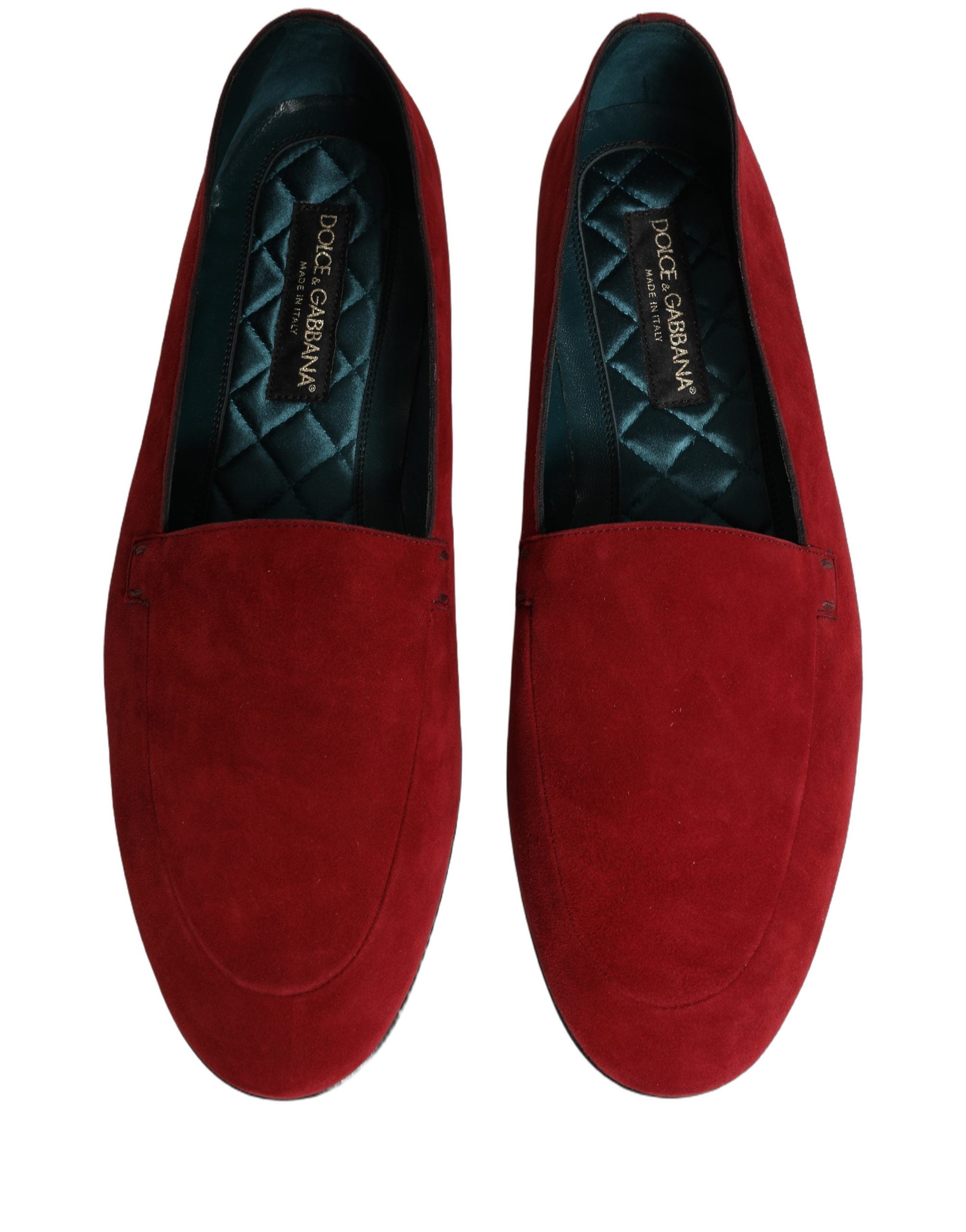 Chaussures Dolce & Gabbana en daim rouge, mocassins slip-on avec logo élégant, pour un style sophistiqué et confortable.