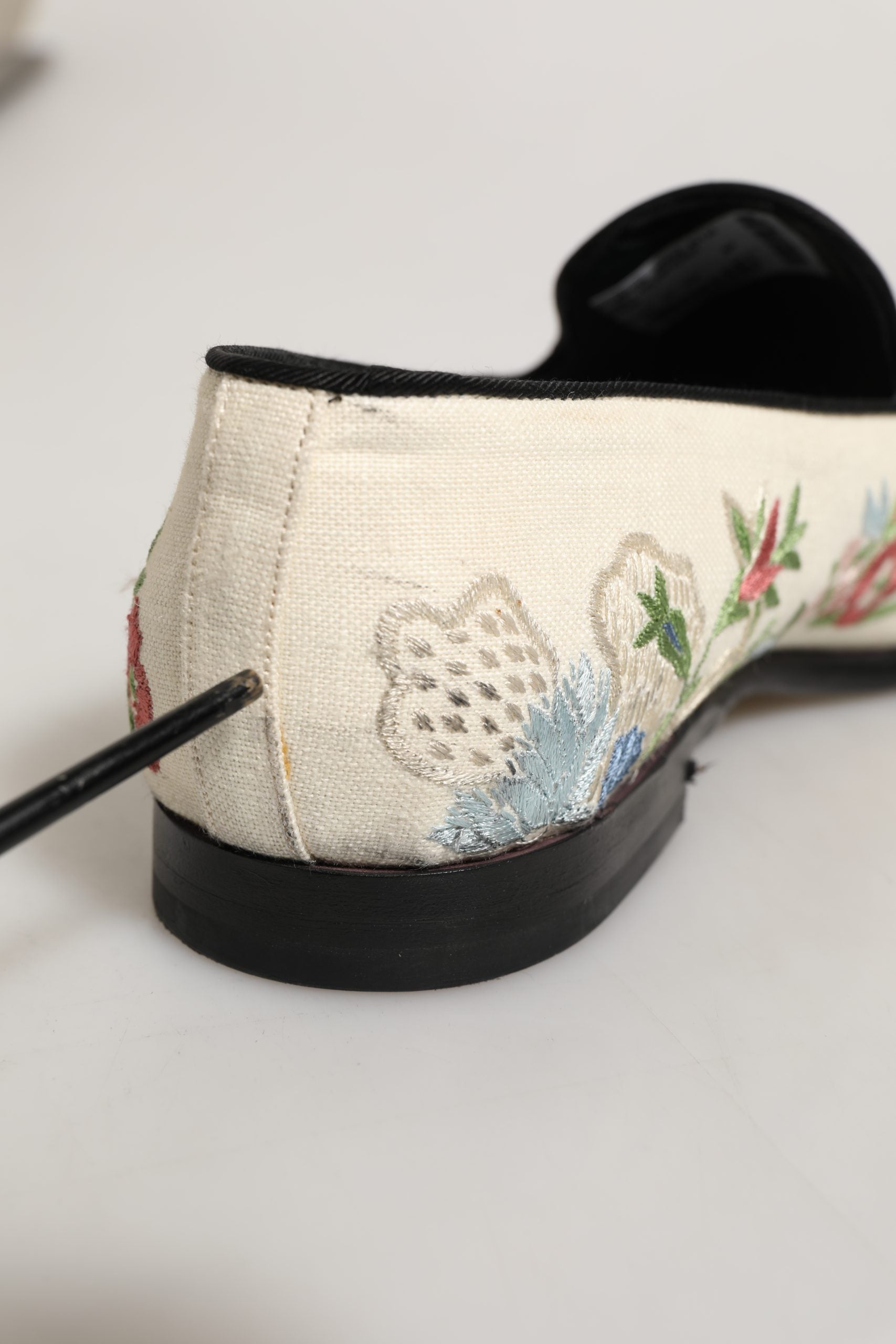 Chaussures loafers Dolce & Gabbana blanches avec broderie florale élégante, parfaites pour un style sophistiqué.