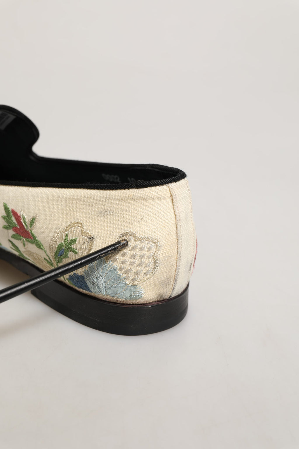 Chaussures loafers Dolce & Gabbana blanches avec broderie florale élégante, parfaites pour un style sophistiqué.