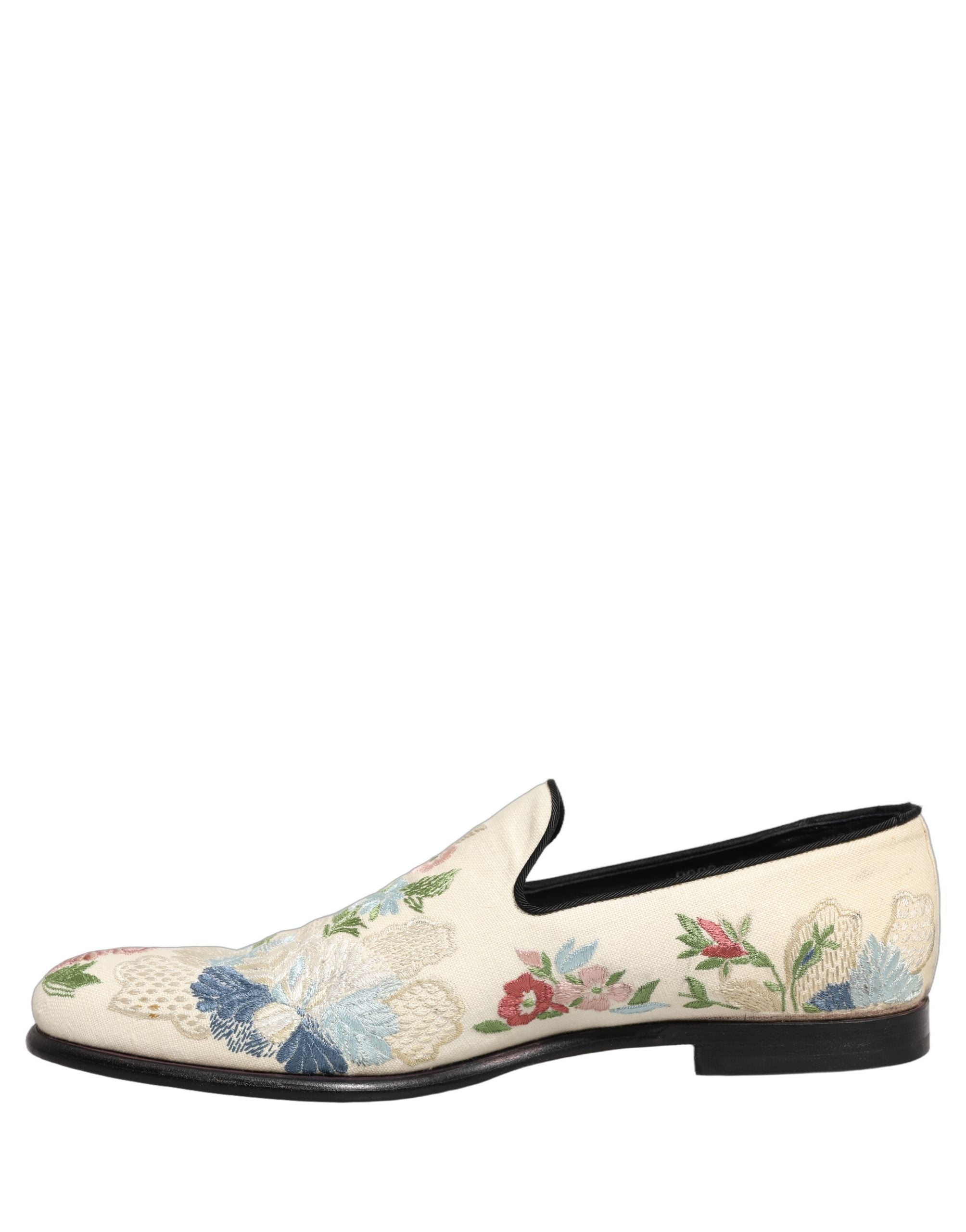 Chaussures loafers Dolce & Gabbana blanches à broderie florale élégante, style sophistiqué et détails délicats.