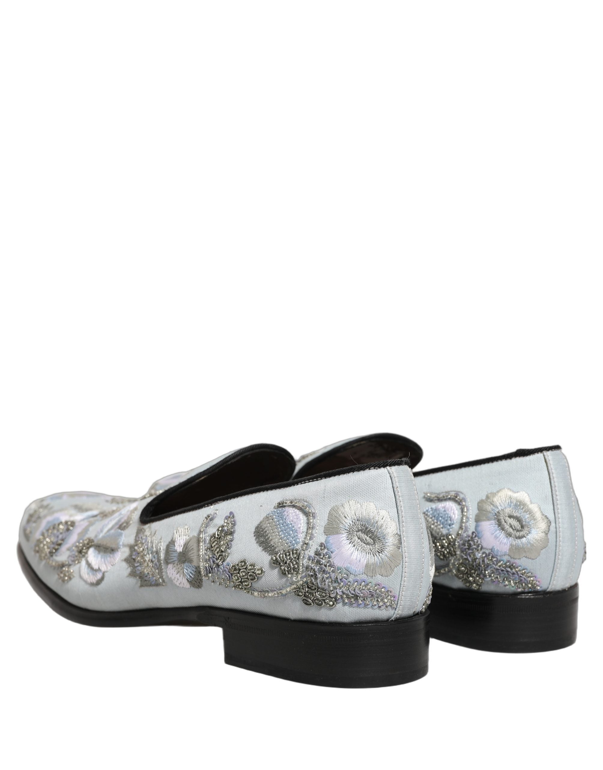 Chaussures mocassins pour homme Dolce & Gabbana blanches avec broderies florales et embellissements, élégantes et sophistiquées.