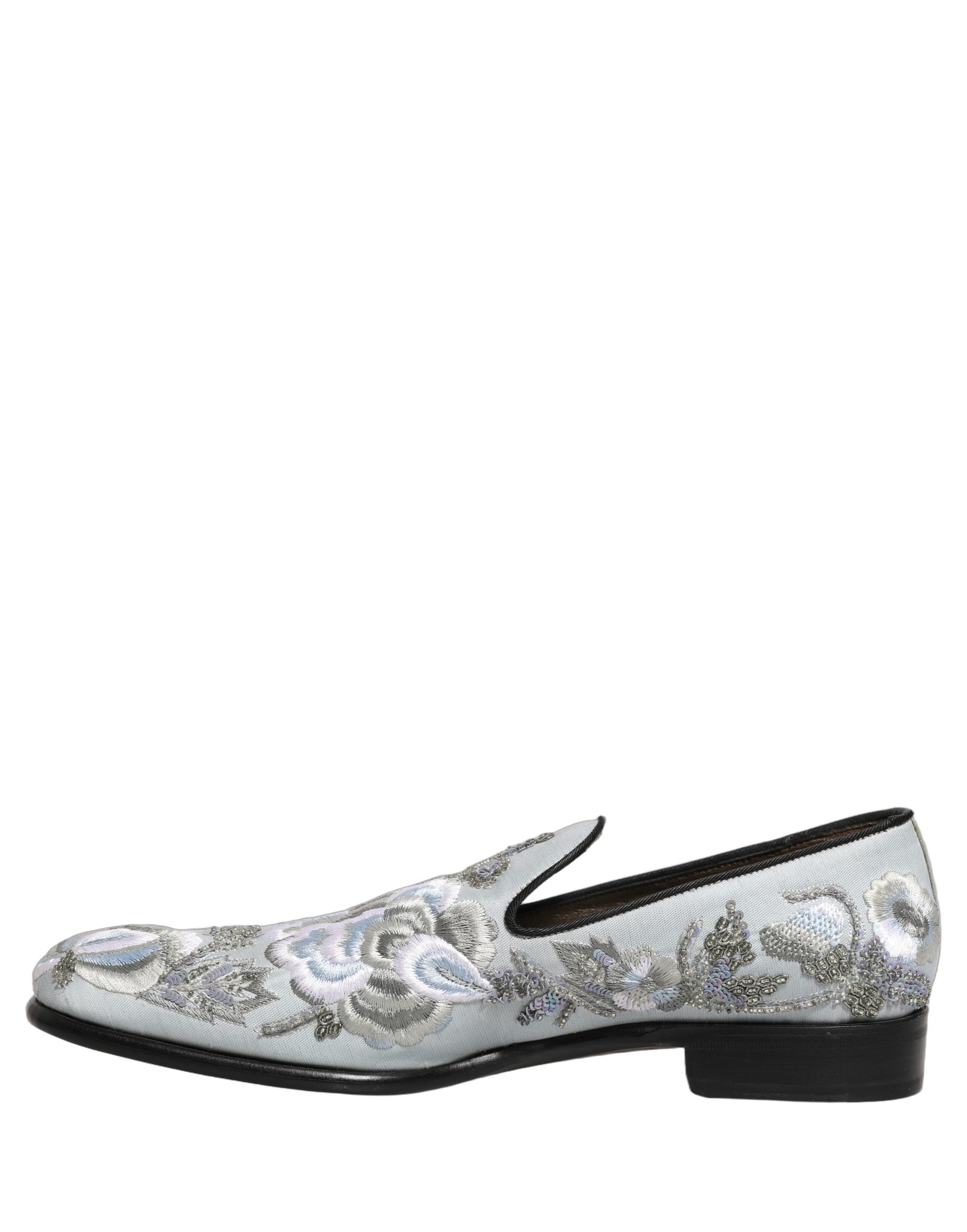 Chaussures mocassins pour homme Dolce & Gabbana blanches avec fleurs et embellissements élégants, détails visibles.