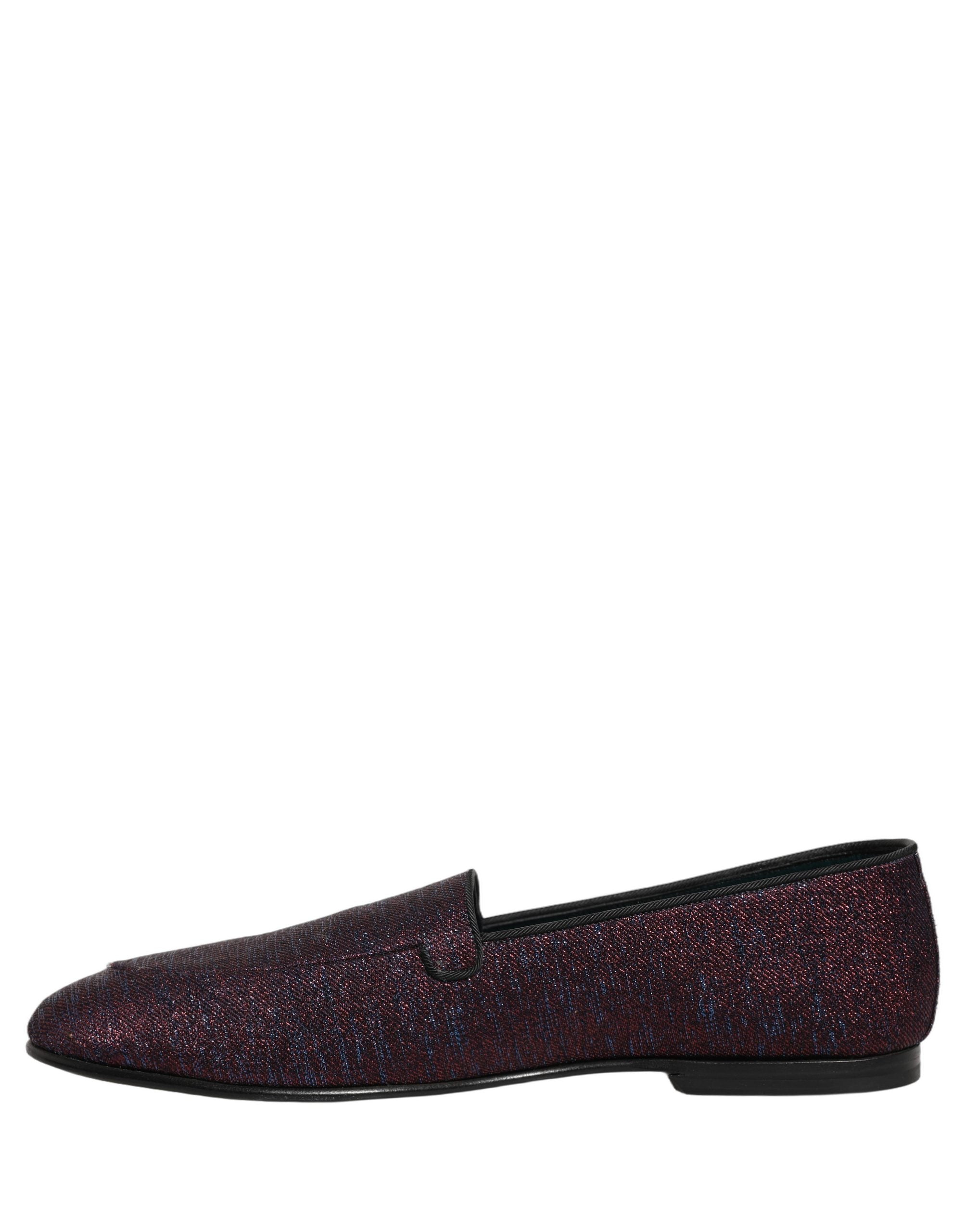 Chaussures loafers Dolce & Gabbana en cuir bordeaux avec logo en lurex brillant et détails en glitter.