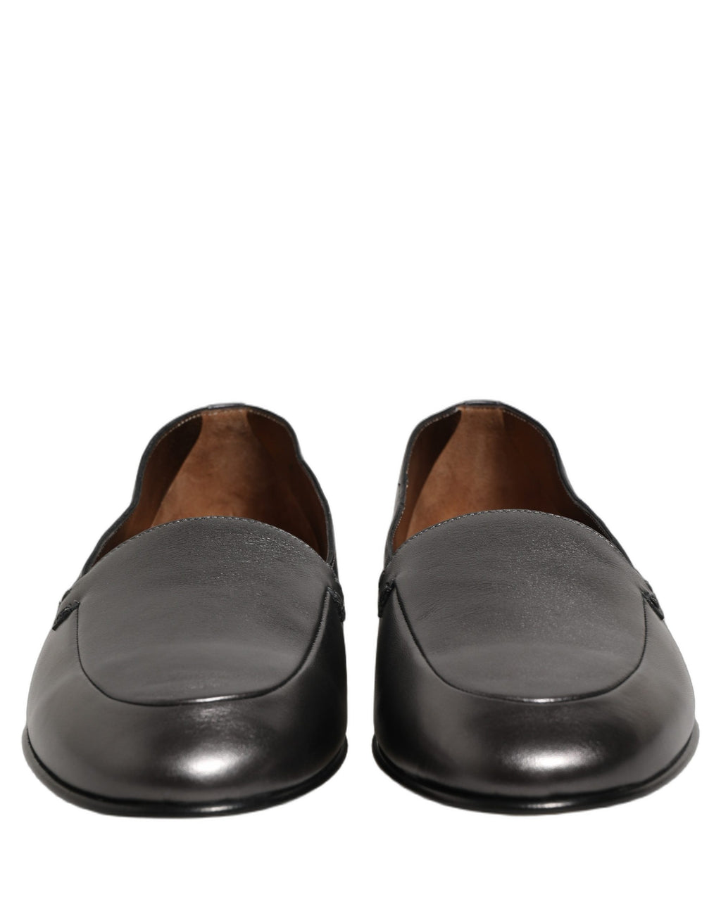 Chaussures mocassins slip-on en cuir argenté Dolce & Gabbana avec logo DG, élégantes et modernes, visibles sur la photo.