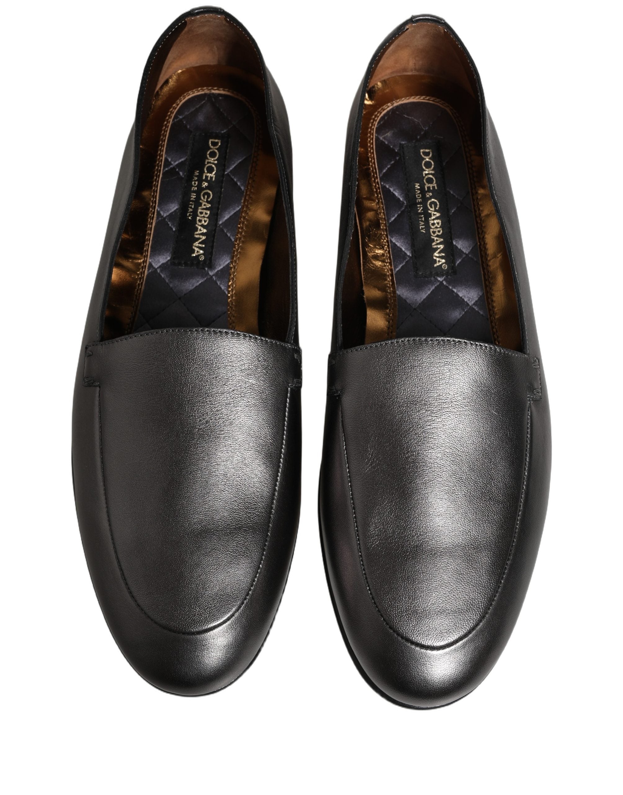 Chaussures mocassins Dolce & Gabbana en cuir argenté avec logo DG, style slip-on, élégantes et confortables.