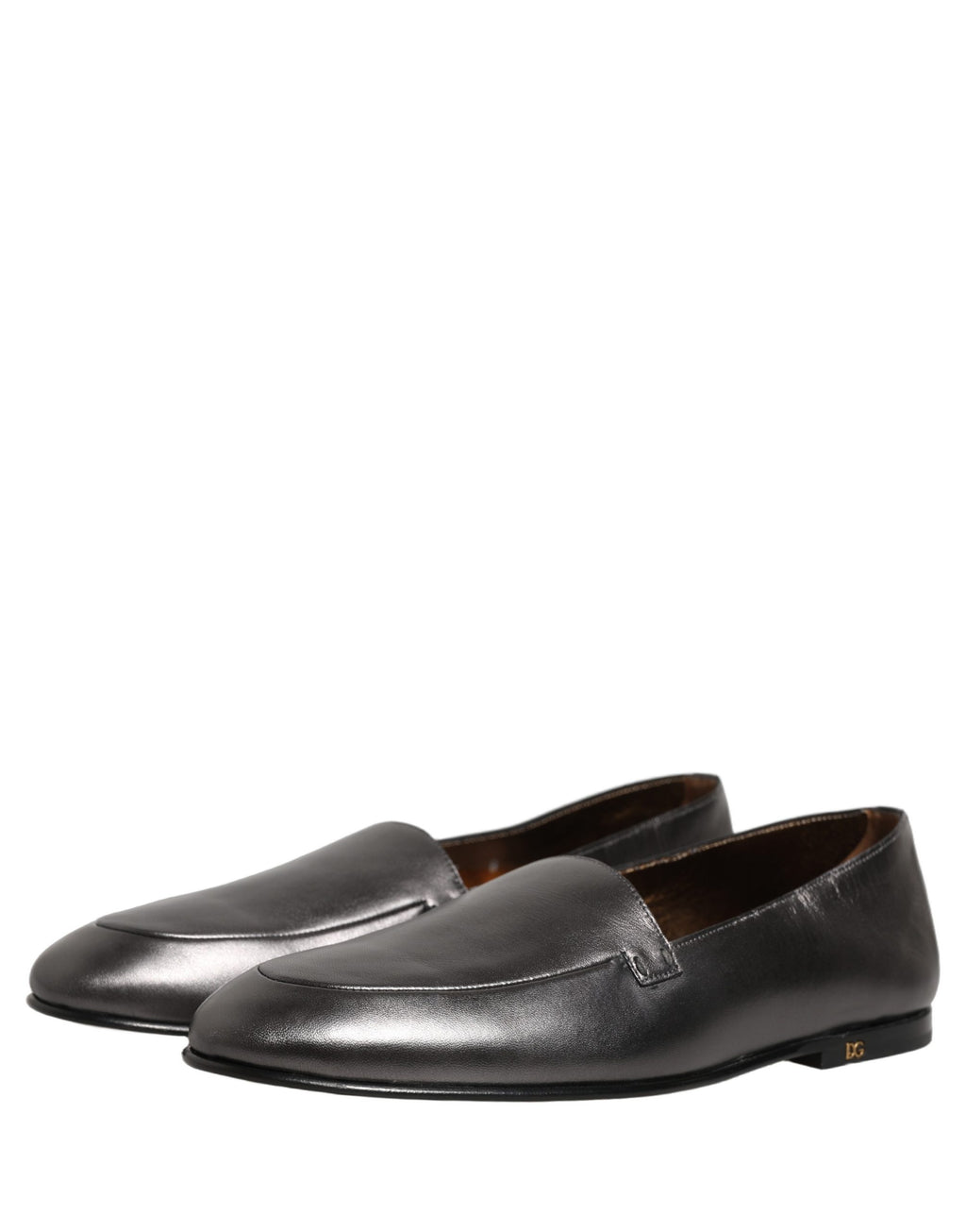 Chaussures mocassins Dolce & Gabbana en cuir argenté avec logo DG, sans lacets, élégantes et modernes.