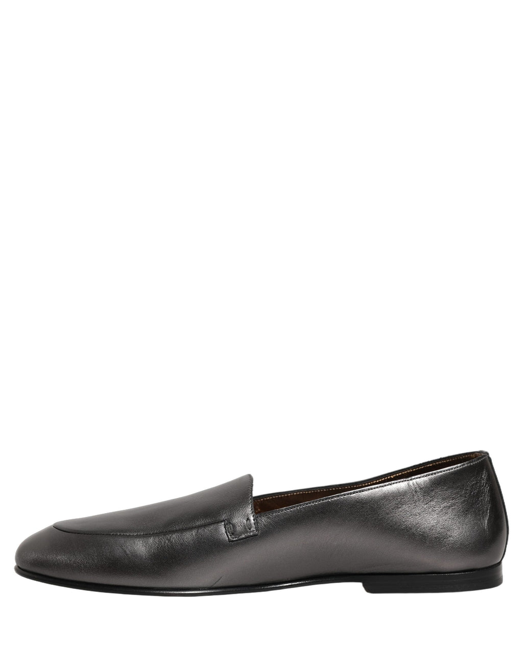 Chaussures mocassins Dolce & Gabbana en cuir argenté avec logo DG, style slip-on, visibles sur l'image.