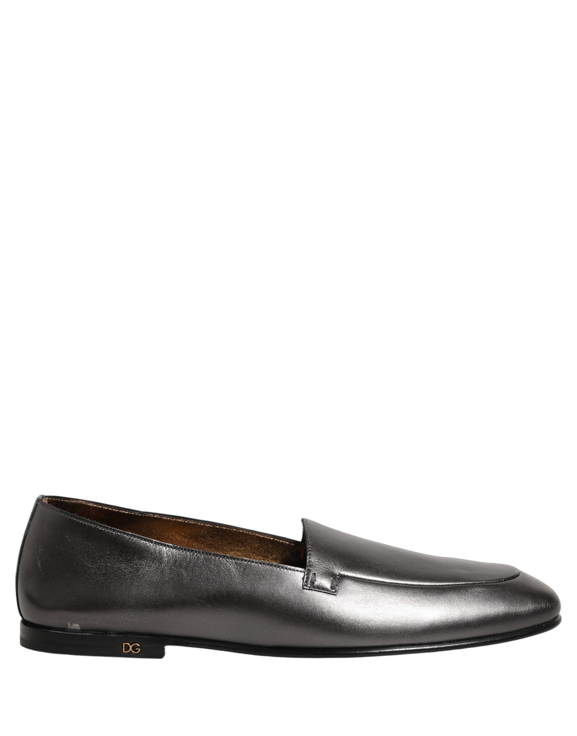 Chaussures mocassins Dolce & Gabbana en cuir argenté avec logo DG, style slip-on, visibles avec détails élégants.