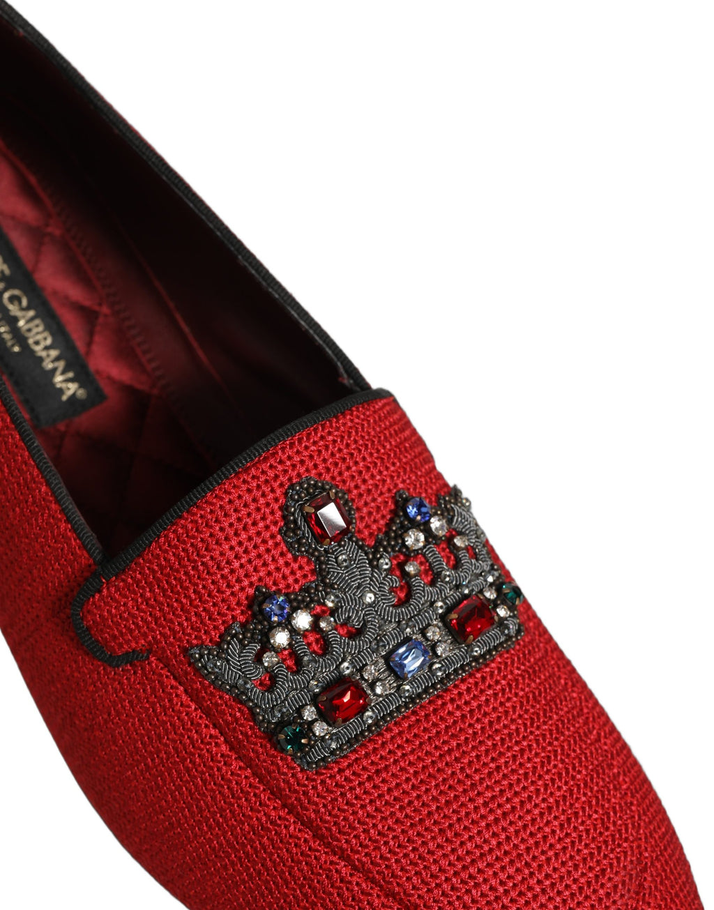 Chaussures mocassins Dolce & Gabbana rouges avec couronne ornamentée et détails brillants, élégantes et sophistiquées.