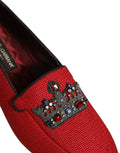Chaussures mocassins Dolce & Gabbana rouges avec couronne ornamentée et détails brillants, élégantes et sophistiquées.