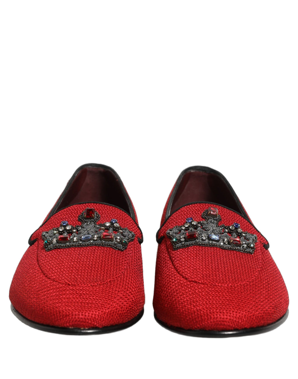 Chaussures loafers Dolce & Gabbana rouge avec couronne ornée, élégantes et sophistiquées, en cuir avec détails décoratifs.