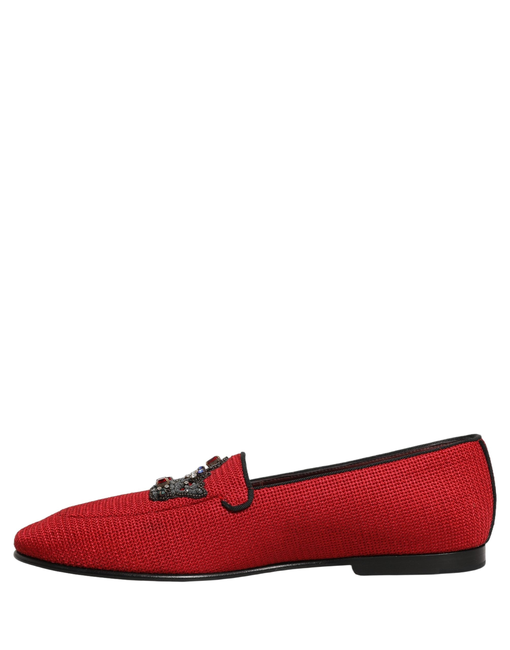 Chaussures loafers Dolce & Gabbana rouges avec couronne ornée et détails élégants, en cuir, pour un style sophistiqué.