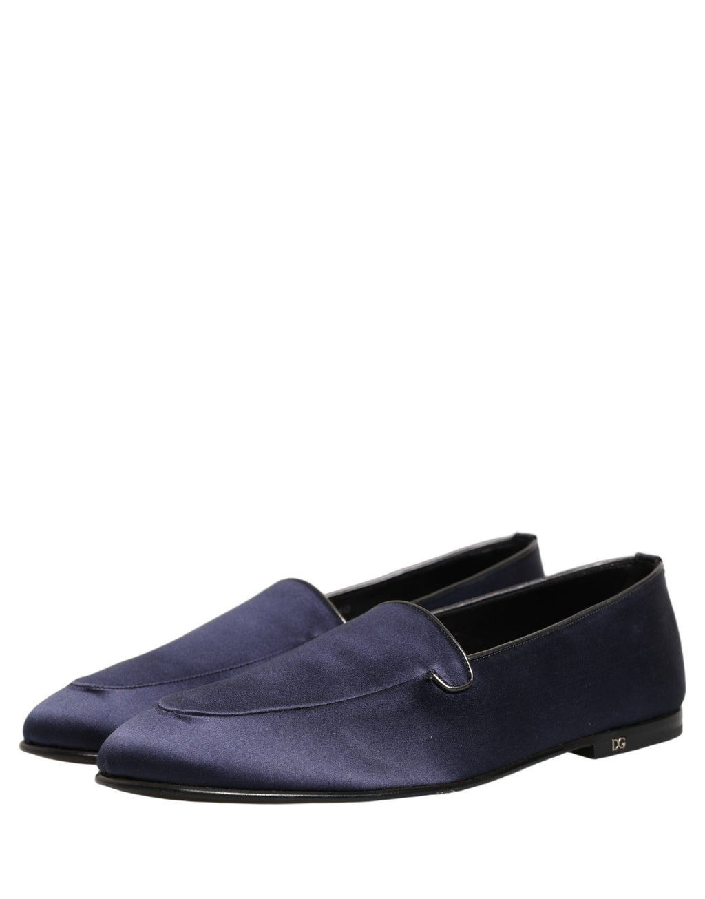 Chaussures loafers en satin bleu marine Dolce & Gabbana avec logo DG, élégantes et sophistiquées, vues en gros plan.