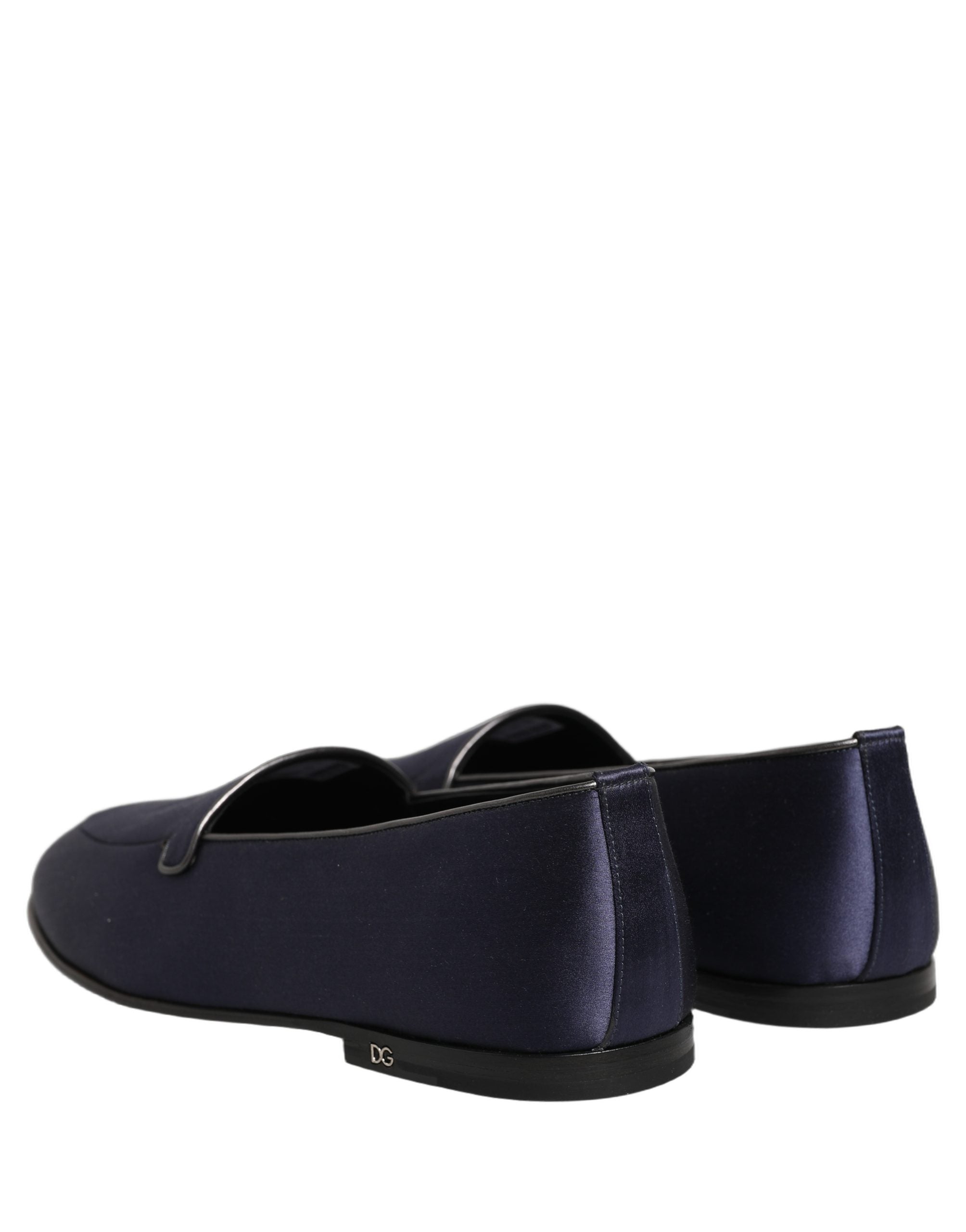 Chaussures Dolce & Gabbana en satin bleu marine avec logo DG, style mocassins élégants et confortables.