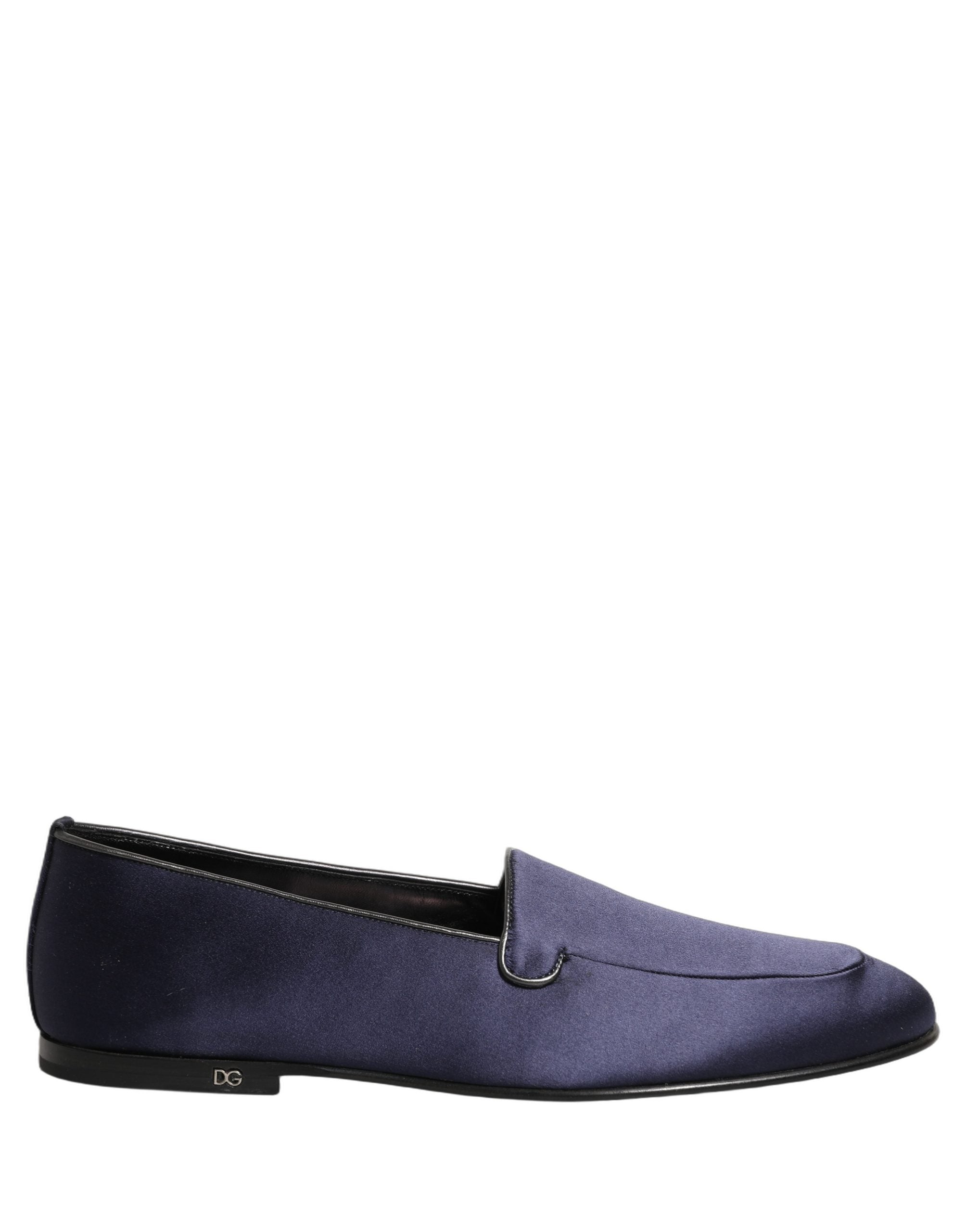Chaussures loafers en satin bleu marine Dolce & Gabbana avec logo DG, élégantes et sophistiquées, visibles en gros plan.