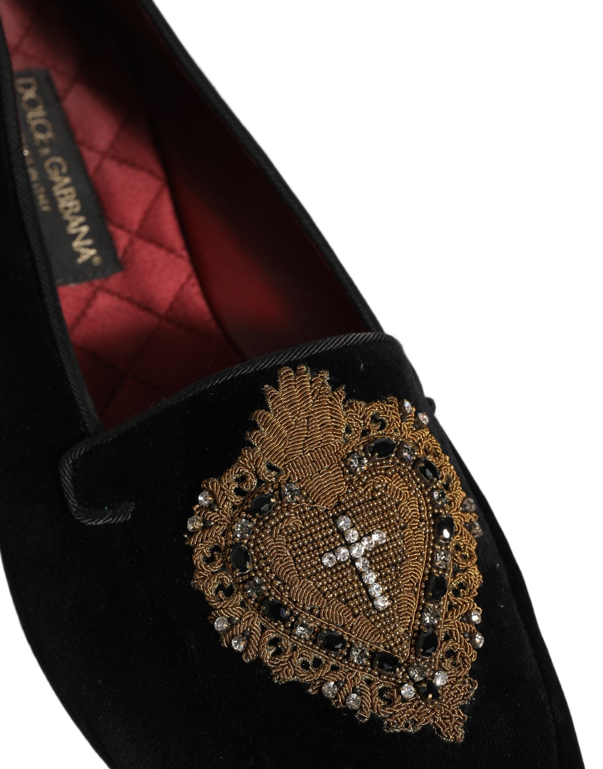 Chaussures loafers Dolce & Gabbana en velours noir avec cœur sacré, style élégant et sophistiqué pour femme.