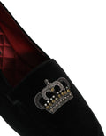 Chaussures loafers Dolce & Gabbana noires avec couronne ornée, élégantes et sophistiquées, en cuir avec détails brillants.