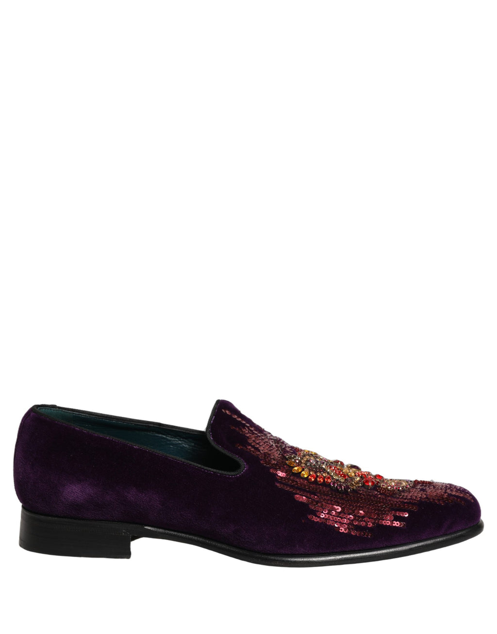 Chaussures mocassins Dolce & Gabbana Violet Velvet avec sequins et strass, élégantes et brillantes, vues de face.