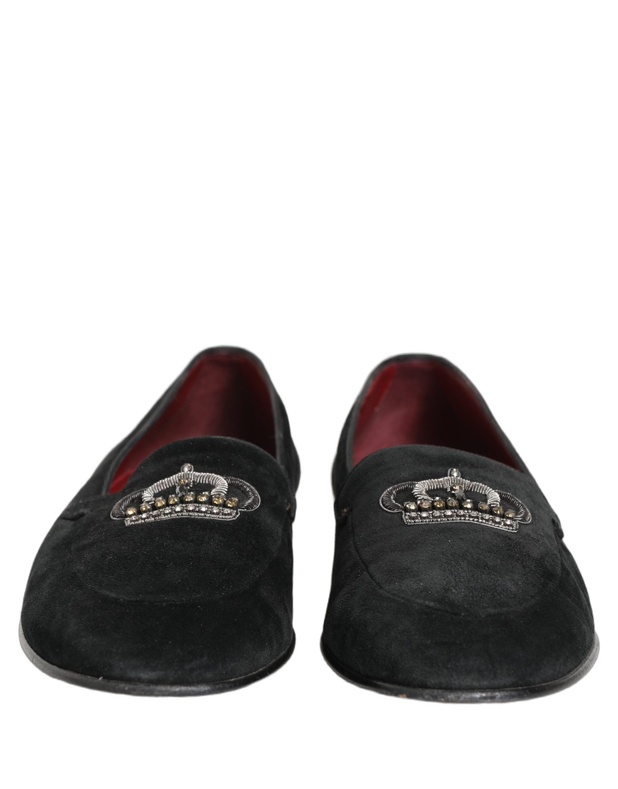 Chaussures loafers Dolce & Gabbana noires avec ornement de couronne élégante et détails brillants.
