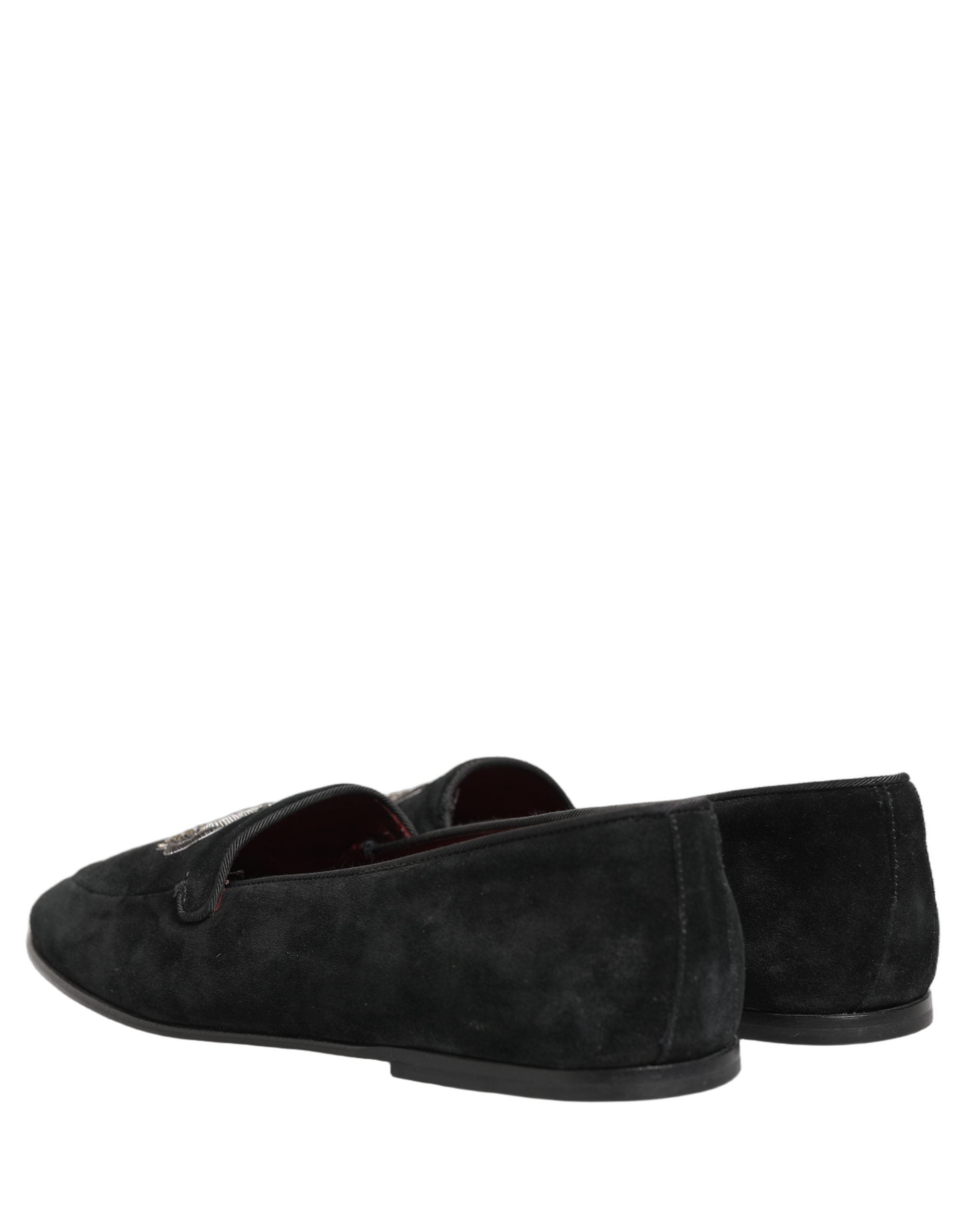 Chaussures mocassins Dolce & Gabbana noires avec couronne ornée, style élégant et luxe, en cuir avec détails brillants.