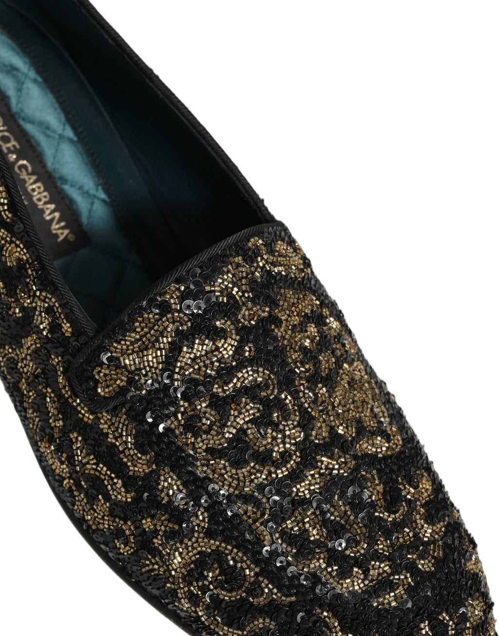 Chaussures mocassins Dolce & Gabbana noires et ornementées avec détails dorés, élégantes et sophistiquées pour femme.